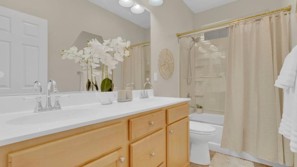 Hollister, California, 95023, United States, 4 Bedrooms Bedrooms, ,2 BathroomsBathrooms,Residential,For Sale,1976476