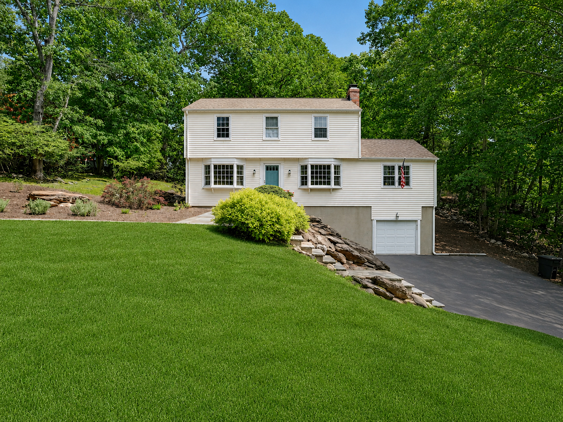 Hilltop Lake Hills Oasis with Renovated Chef