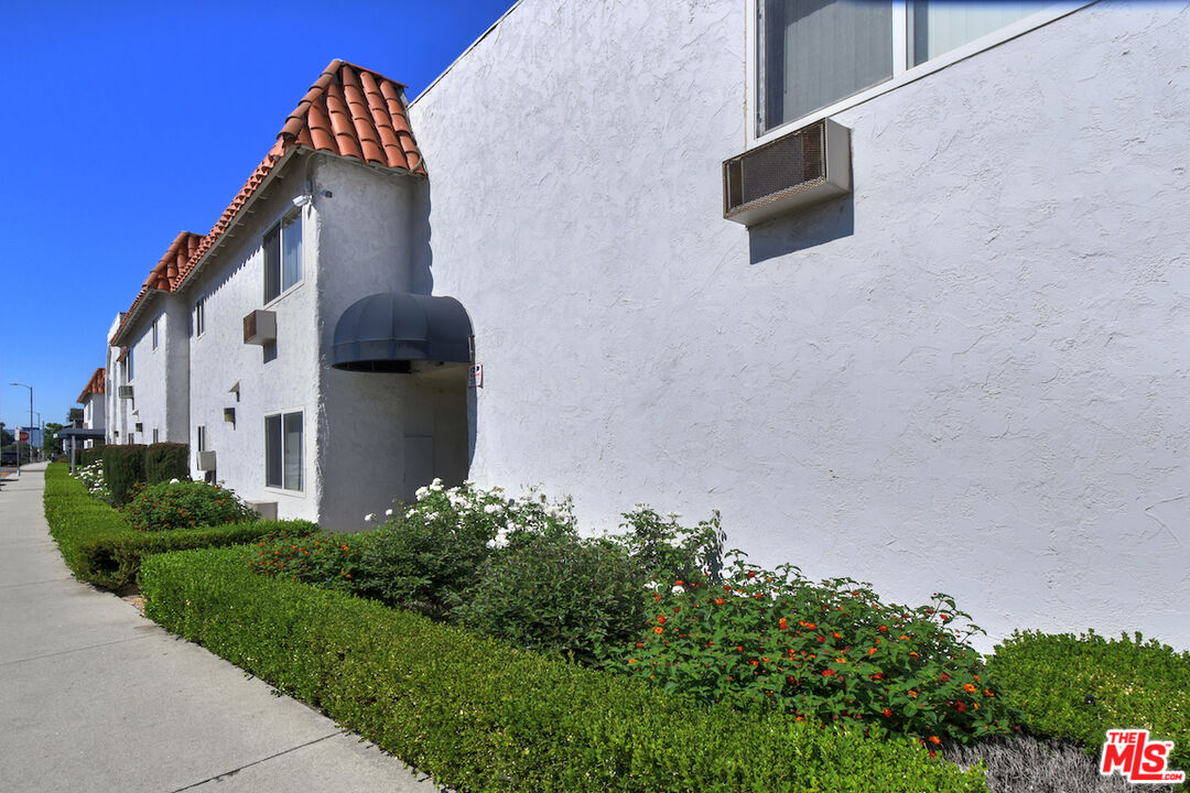 Northridge, California, 91325, United States, 41 Bedrooms Bedrooms, ,Residential,For Sale,1877595