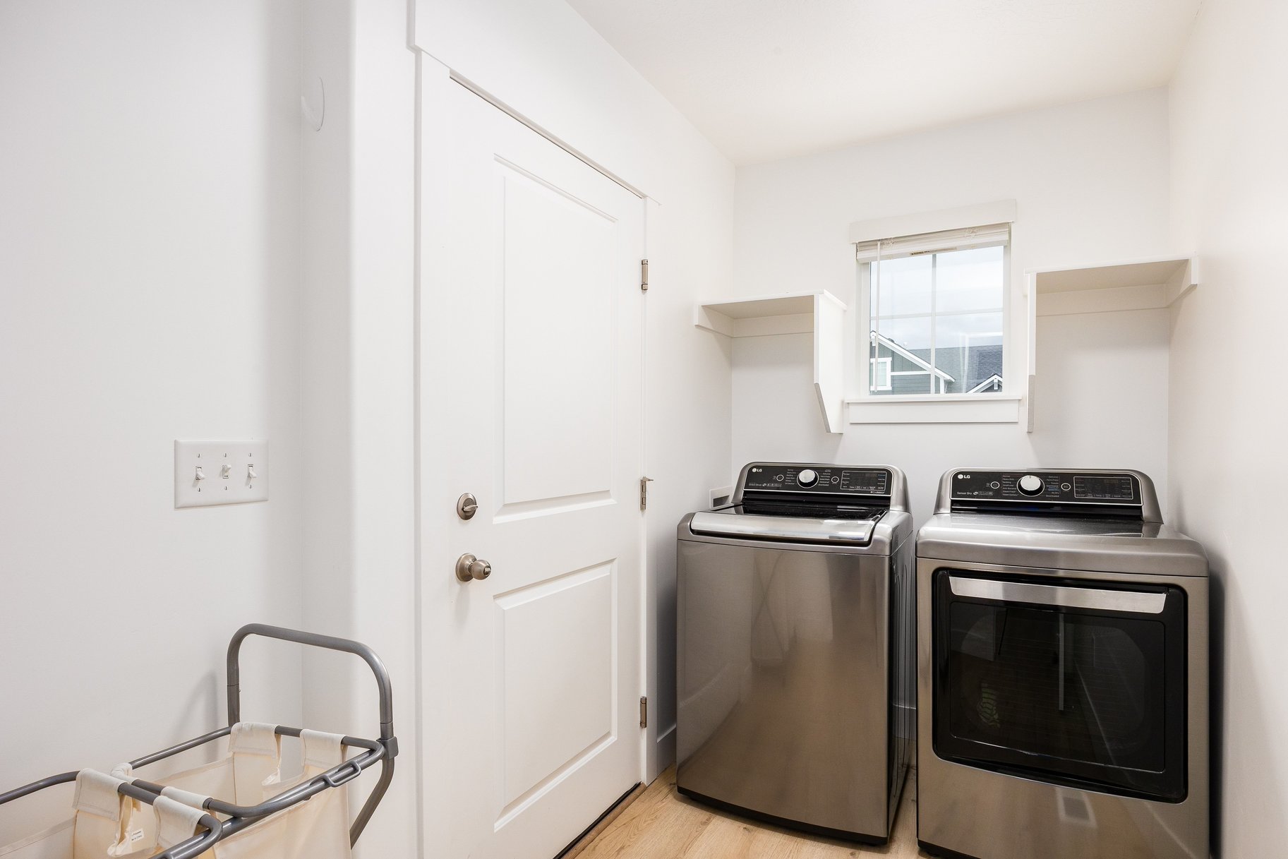  Meticulously Maintained End-Unit Townhome - 物件實景