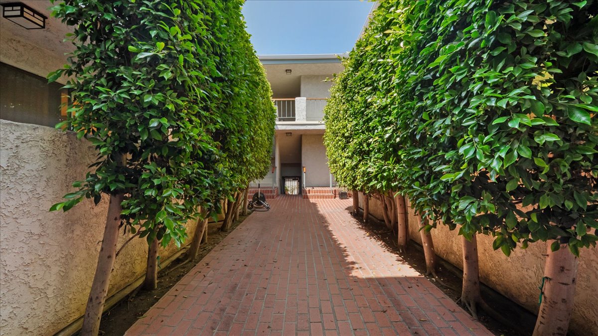 Los Angeles, California, 90034, United States, 2 Bedrooms Bedrooms, ,2 BathroomsBathrooms,Residential,For Sale,1944972