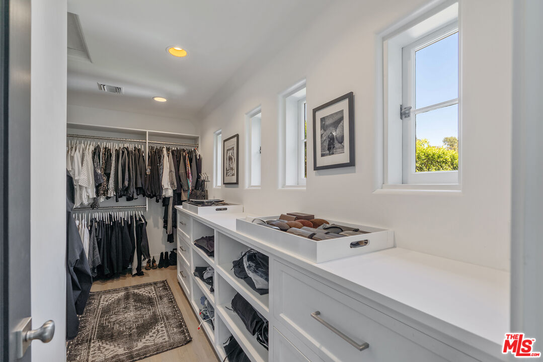 Los Angeles, California, 90020, United States, 5 Bedrooms Bedrooms, ,5 BathroomsBathrooms,Residential,For Sale,1939583