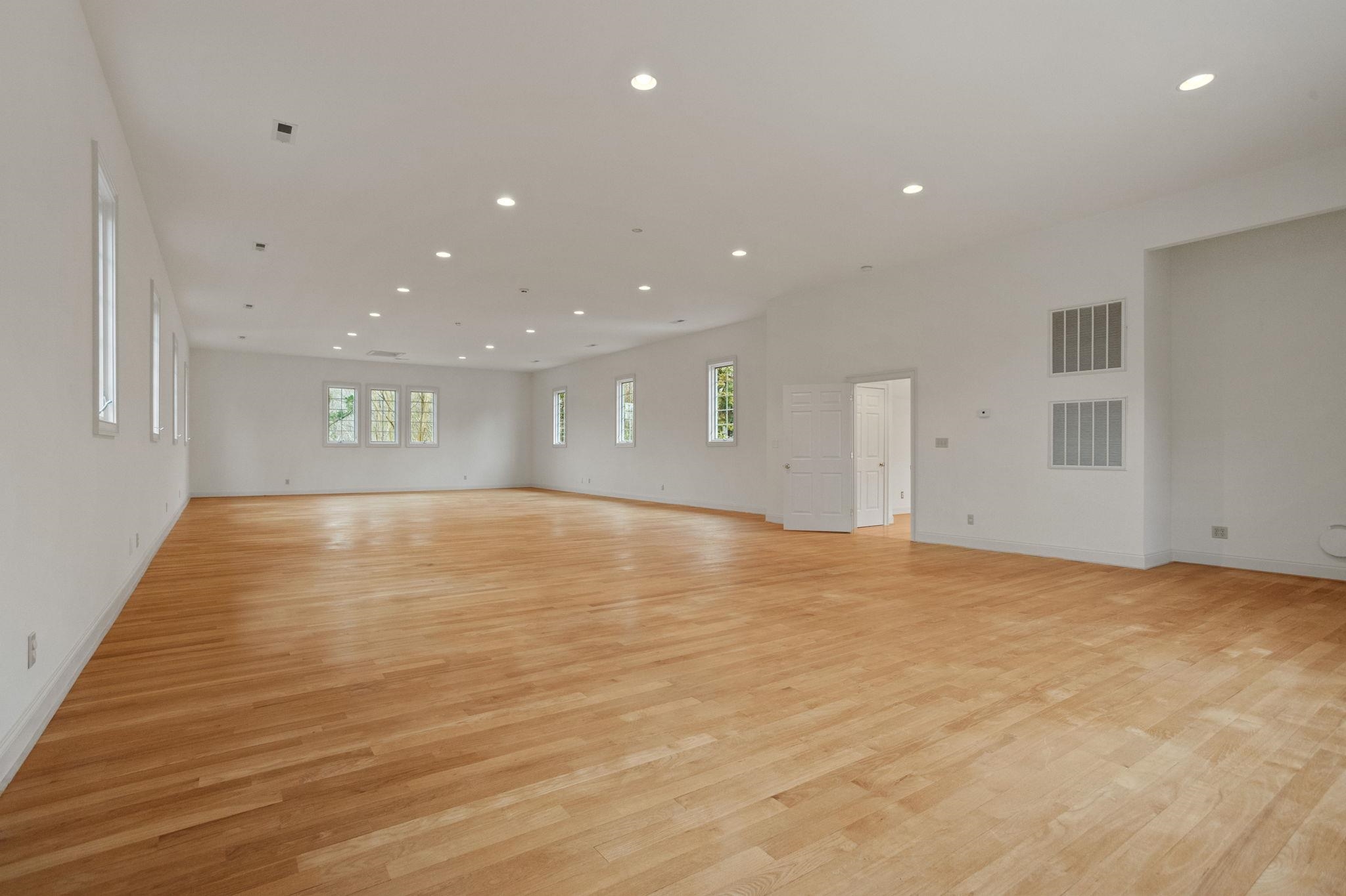 Spartanburg, South Carolina, 29301, United States, 5 Bedrooms Bedrooms, ,7 BathroomsBathrooms,Residential,For Sale,2008167