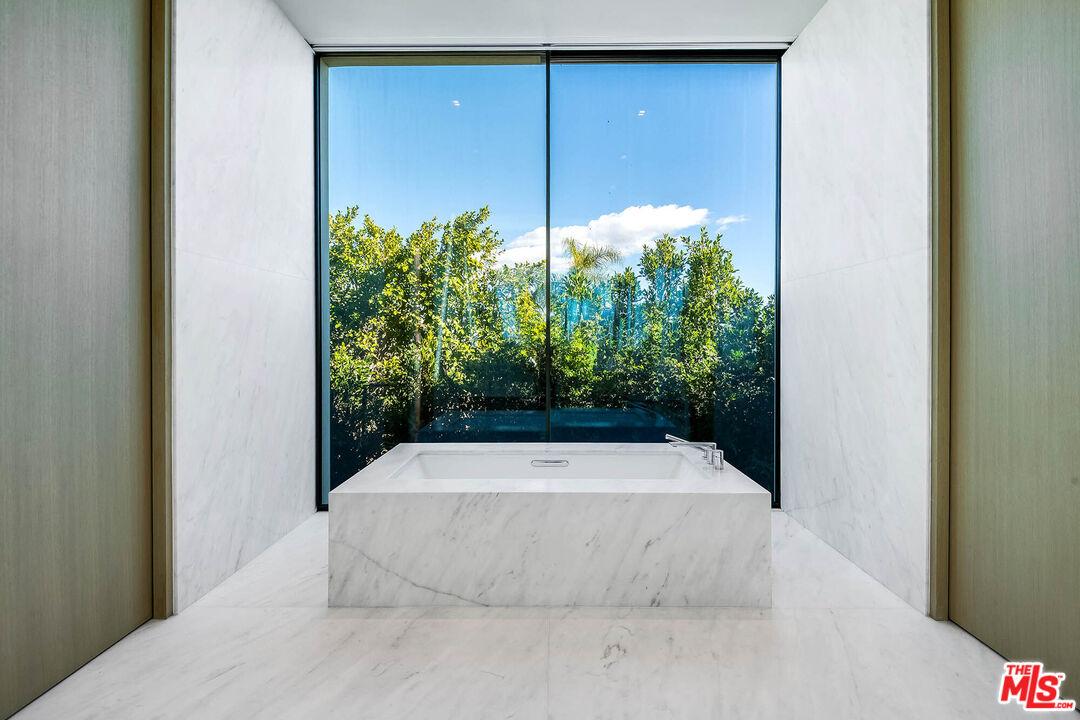 Los Angeles, California, 90069, United States, 7 Bedrooms Bedrooms, ,9 BathroomsBathrooms,Residential,For Sale,1925200