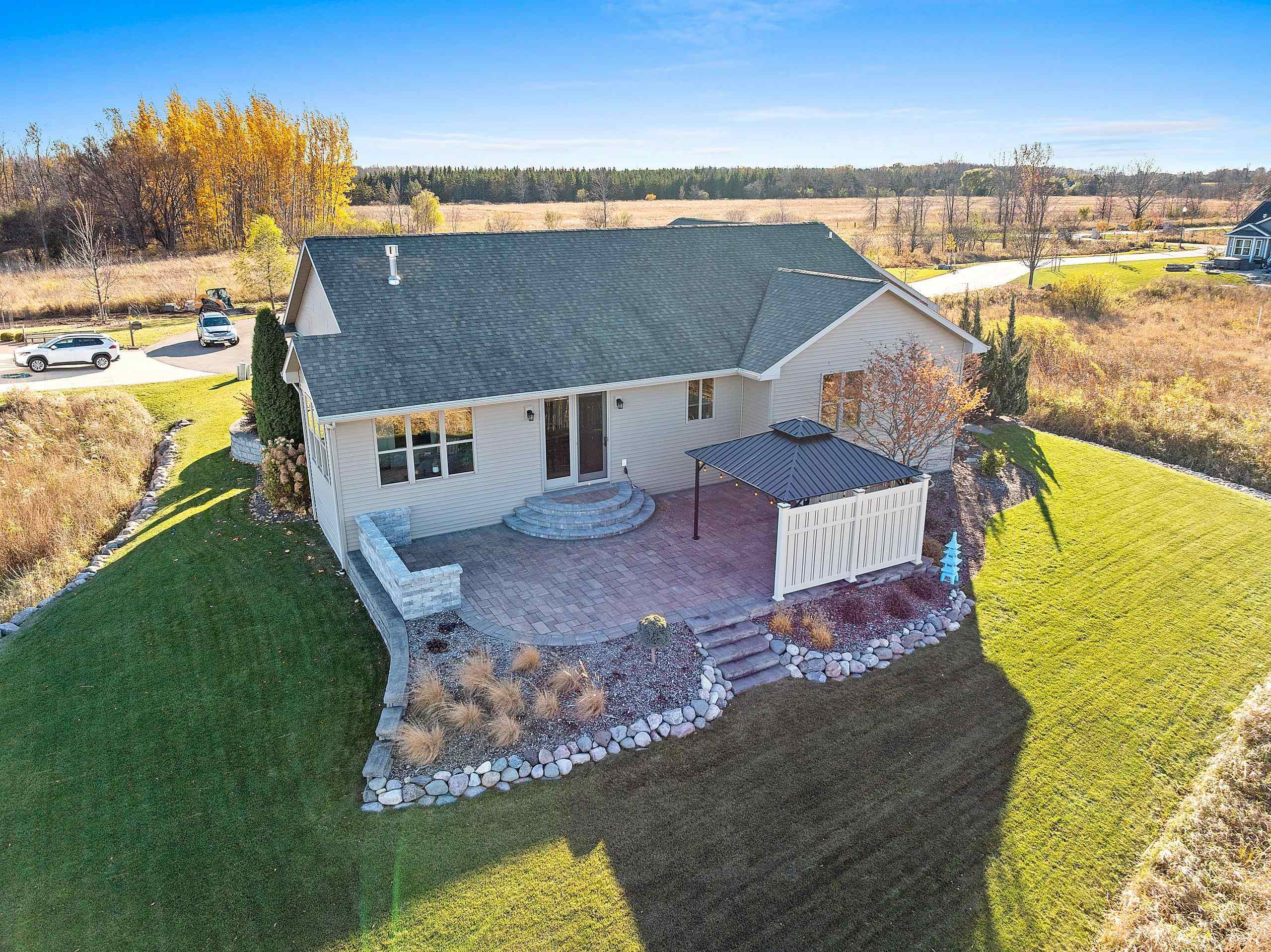 NEENAH, Wisconsin, 54956, United States, 3 Bedrooms Bedrooms, ,3 BathroomsBathrooms,Residential,For Sale,1986561