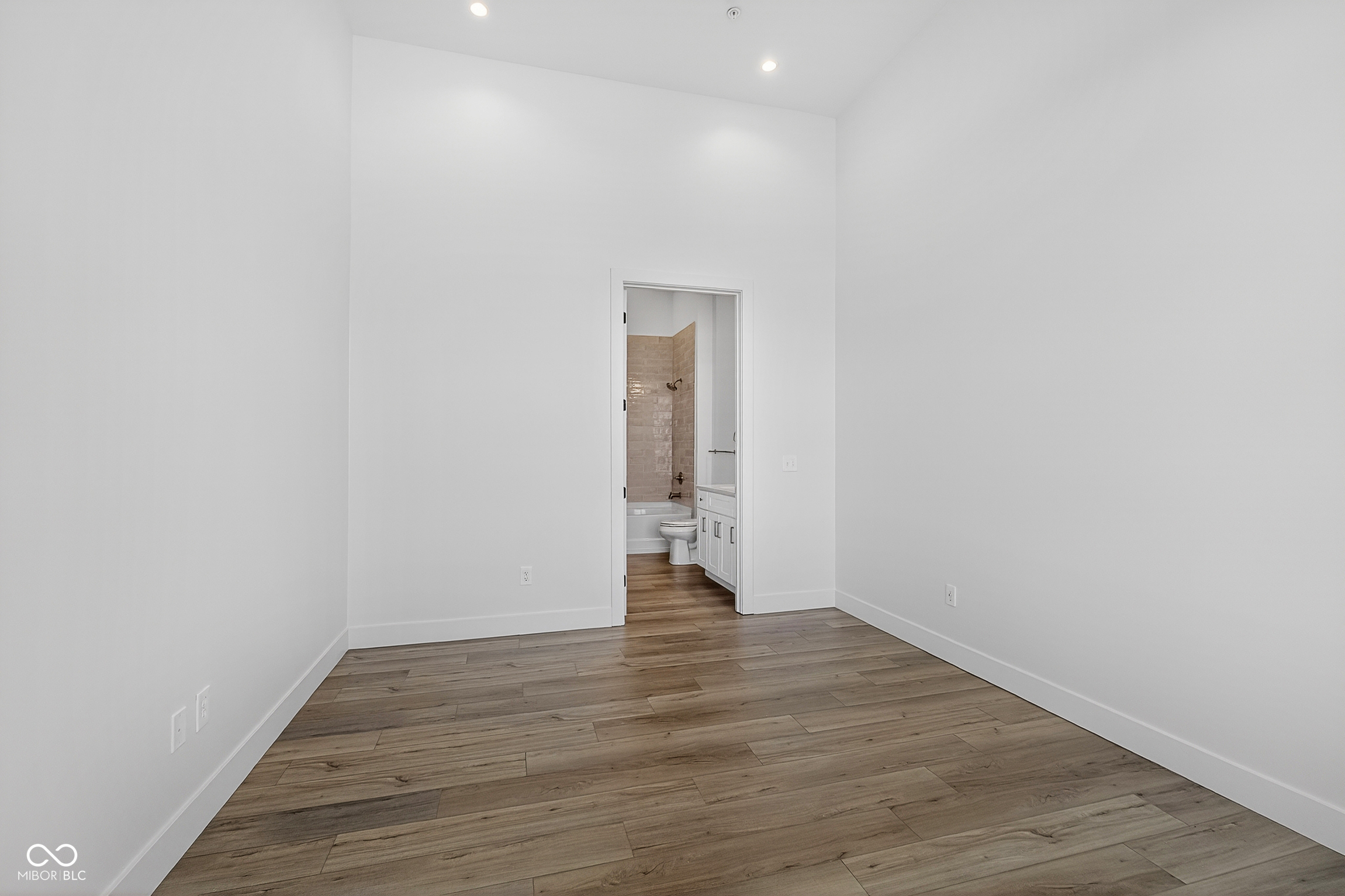 Carmel, Indiana, 46032, United States, 2 Bedrooms Bedrooms, ,3 BathroomsBathrooms,Residential,For Sale,1982806