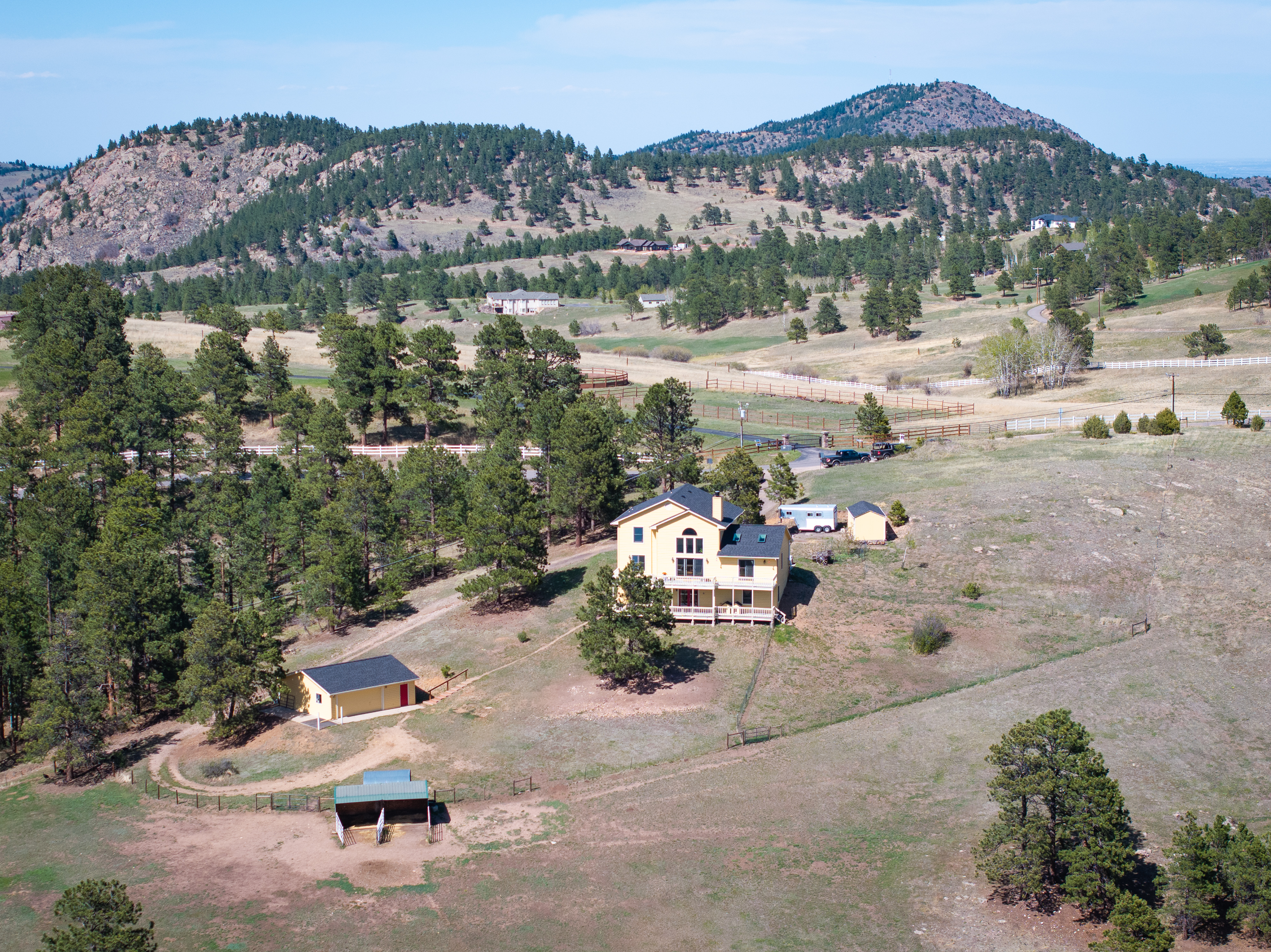  Tucked into the Foothills of the Rocky Mountains your majestic paradise awaits - 物件實景
