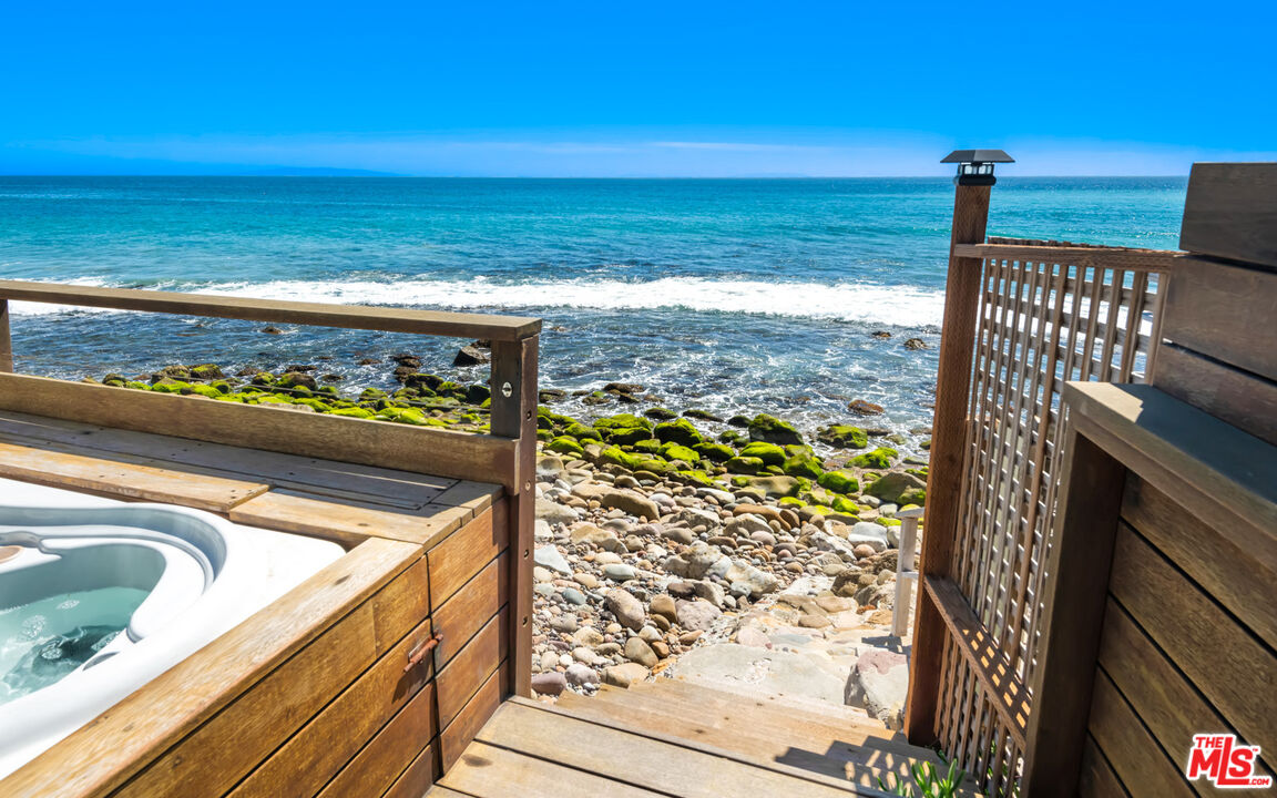 Malibu, California, 90265, United States, 3 Bedrooms Bedrooms, ,2 BathroomsBathrooms,Residential,For Sale,1992051