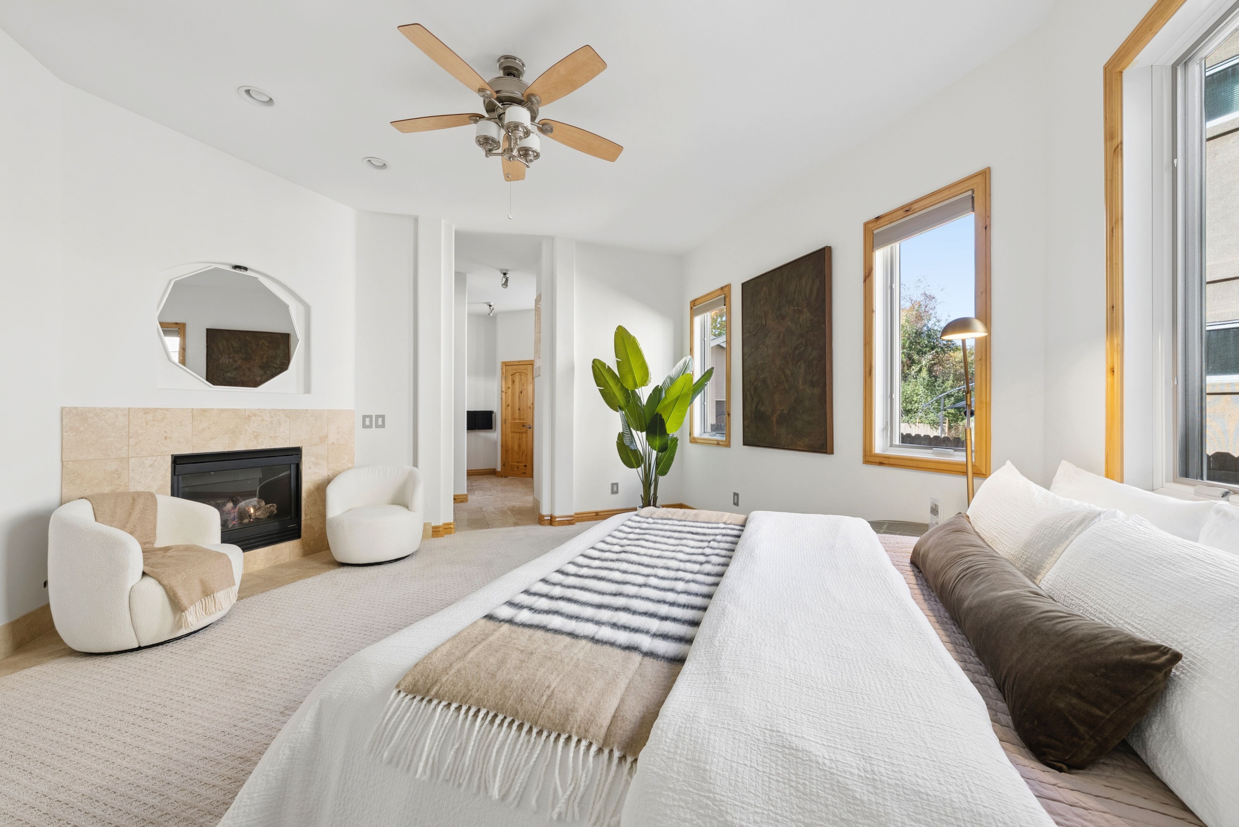  2895 S Cook Street  Finished Walkout Home - 物件實景