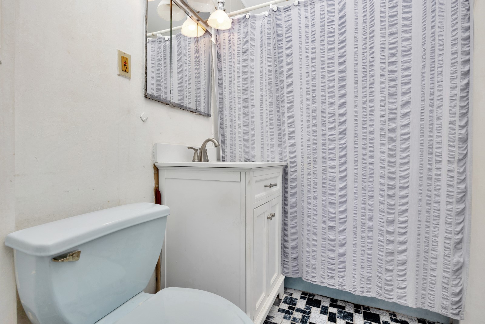Middle Village, New York, 11379, United States, 4 Bedrooms Bedrooms, ,3 BathroomsBathrooms,Residential,For Sale,1827631