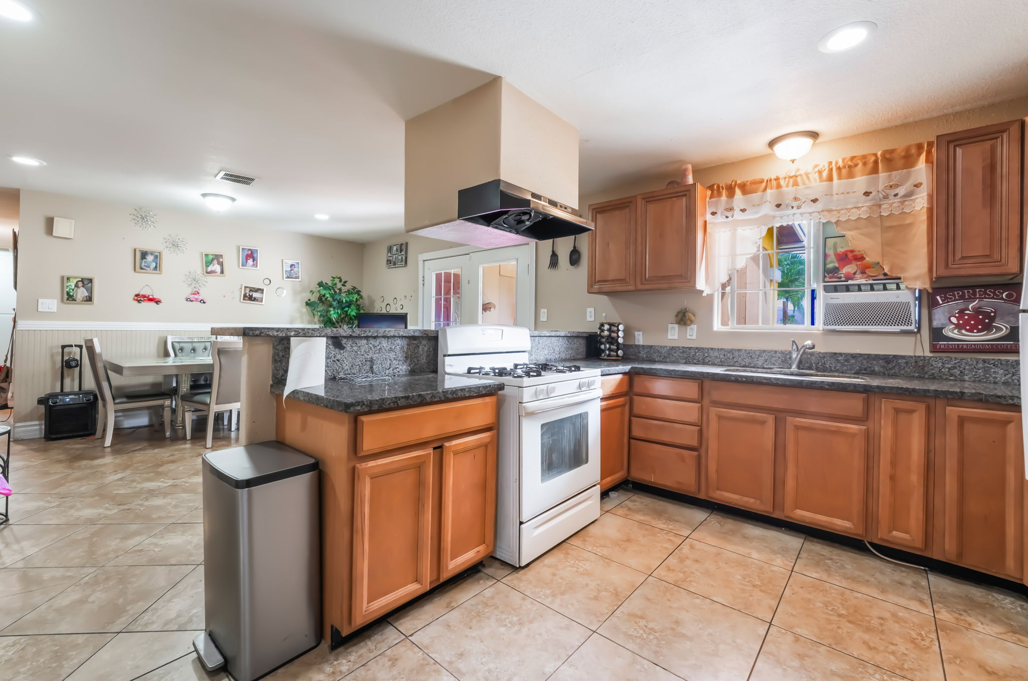 Las Vegas, Nevada, 89104, United States, 4 Bedrooms Bedrooms, ,2 BathroomsBathrooms,Residential,For Sale,1924151
