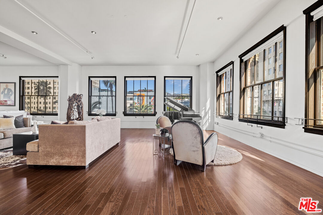 Los Angeles, California, 90028, United States, 2 Bedrooms Bedrooms, ,2 BathroomsBathrooms,Residential,For Sale,1827936