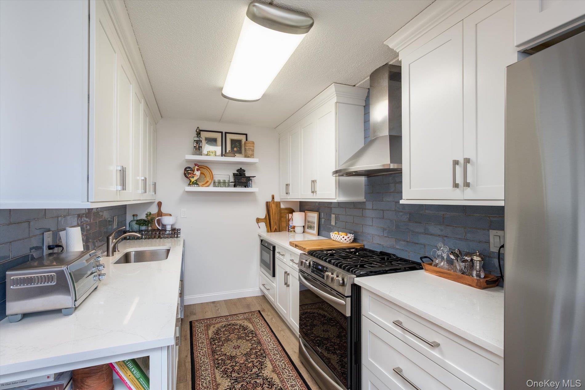  135 Post Avenue, Westbury, NY, 11590 - 物件實景