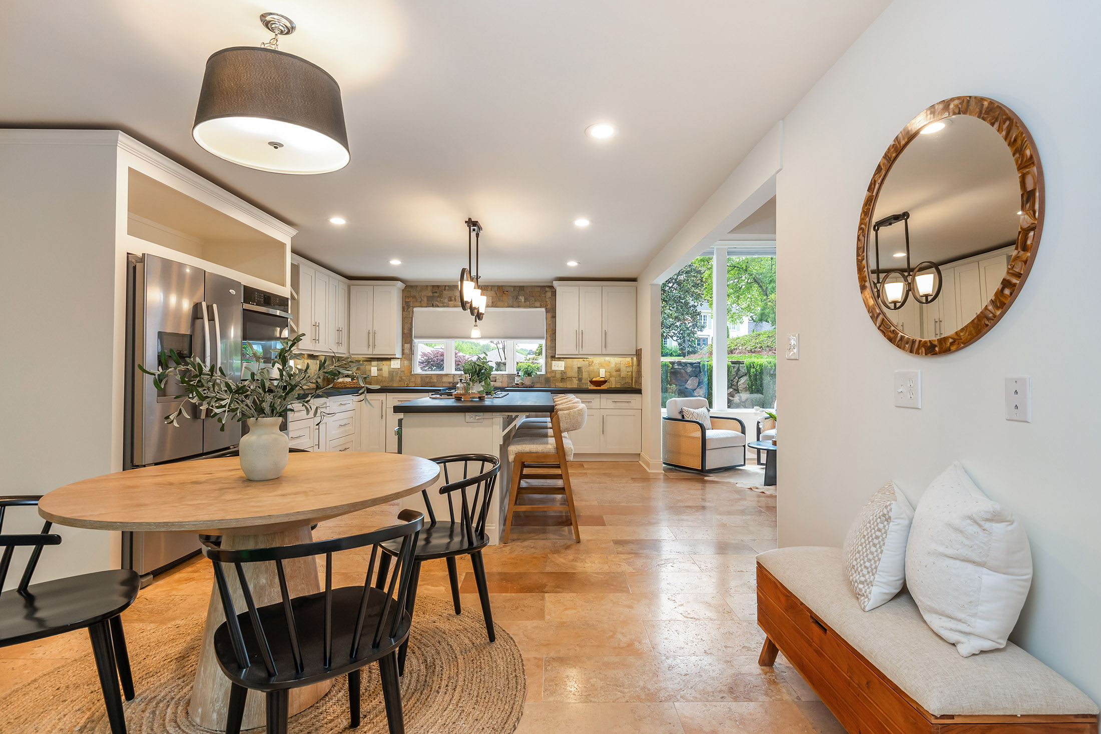  Thoughtfully Renovated Contemporary Home - 物件實景