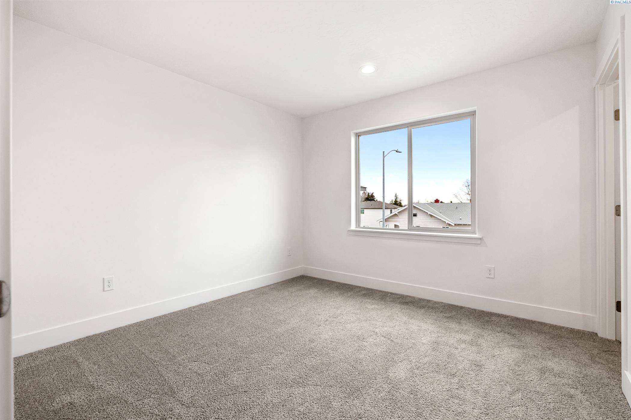 Kennewick, Washington, 99337, United States, 5 Bedrooms Bedrooms, ,Residential,For Sale,1940850