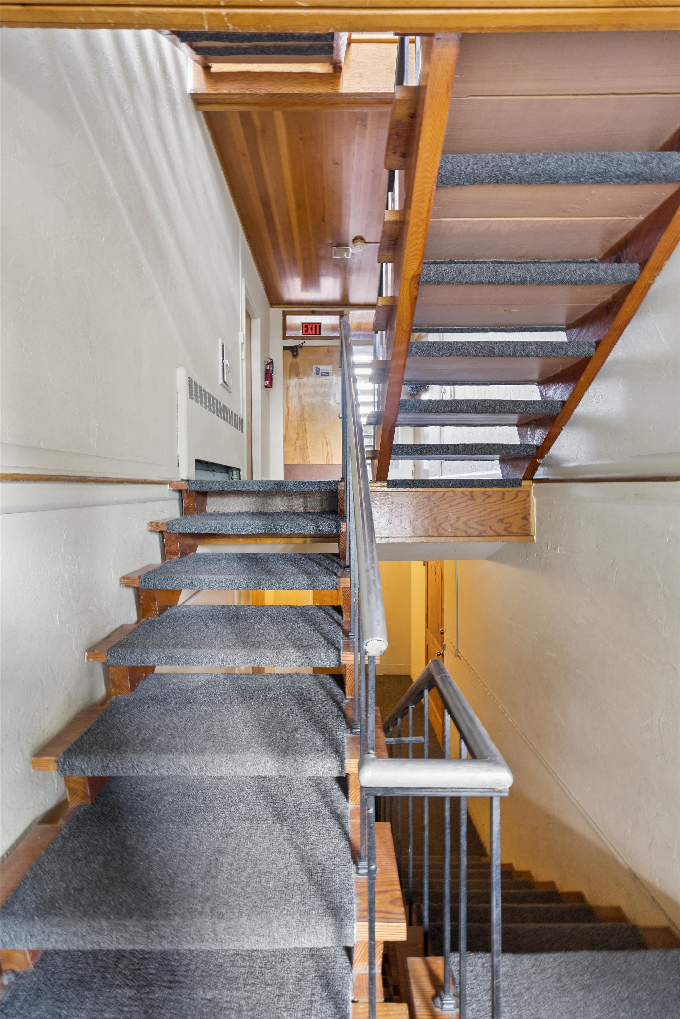  Perched atop a classic mid-century modern building in the heart of West Highland - 物件實景