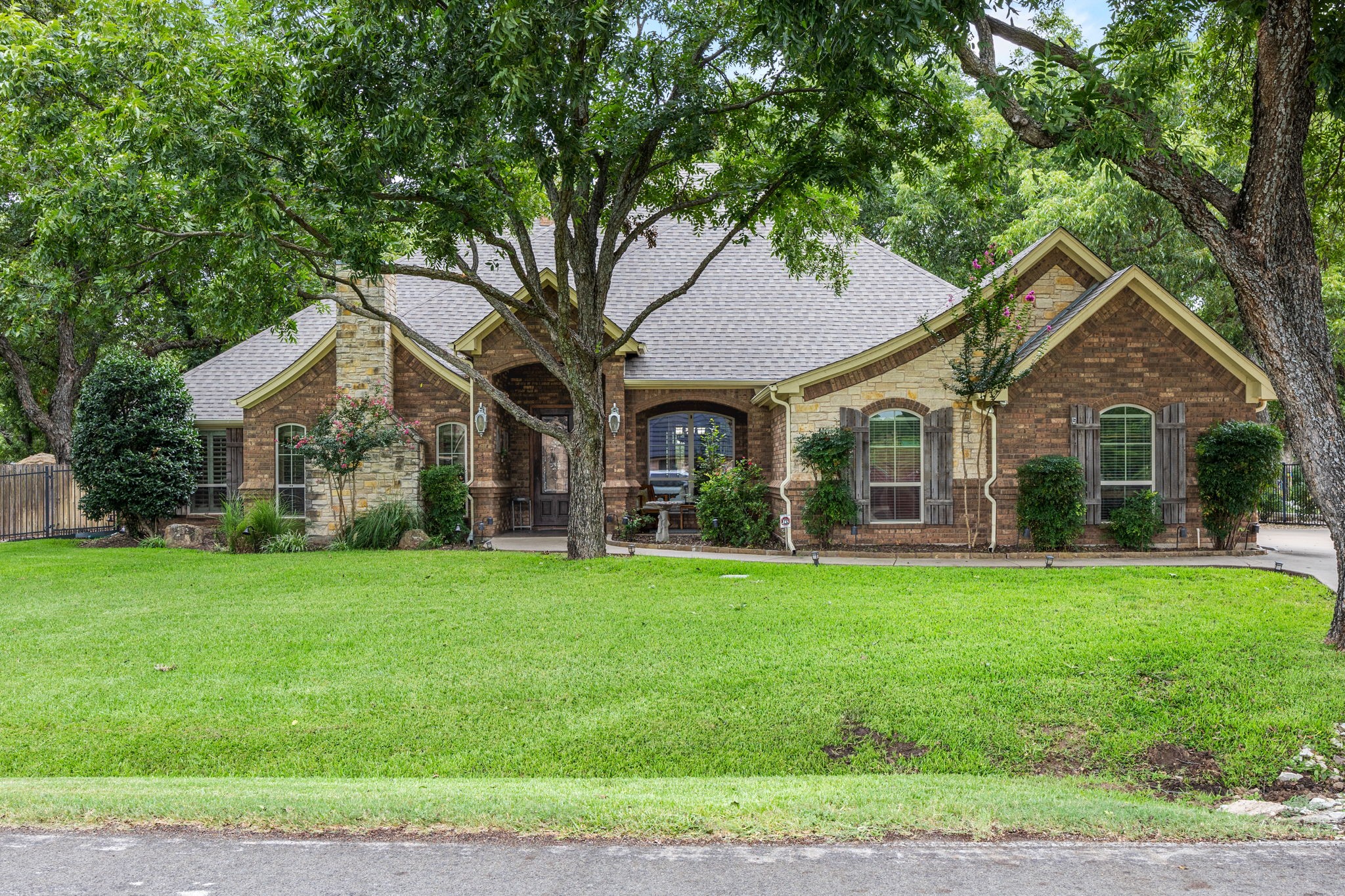 Granbury, Texas, 76049, United States, 3 Bedrooms Bedrooms, ,3 BathroomsBathrooms,Residential,For Sale,1927180