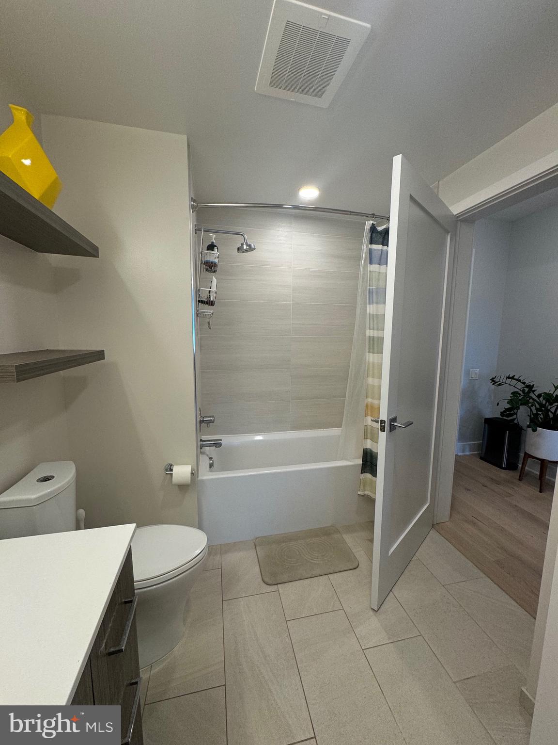 Washington, District of Columbia, 20003, United States, 2 Bedrooms Bedrooms, ,1 BathroomBathrooms,Residential,For Sale,1895194