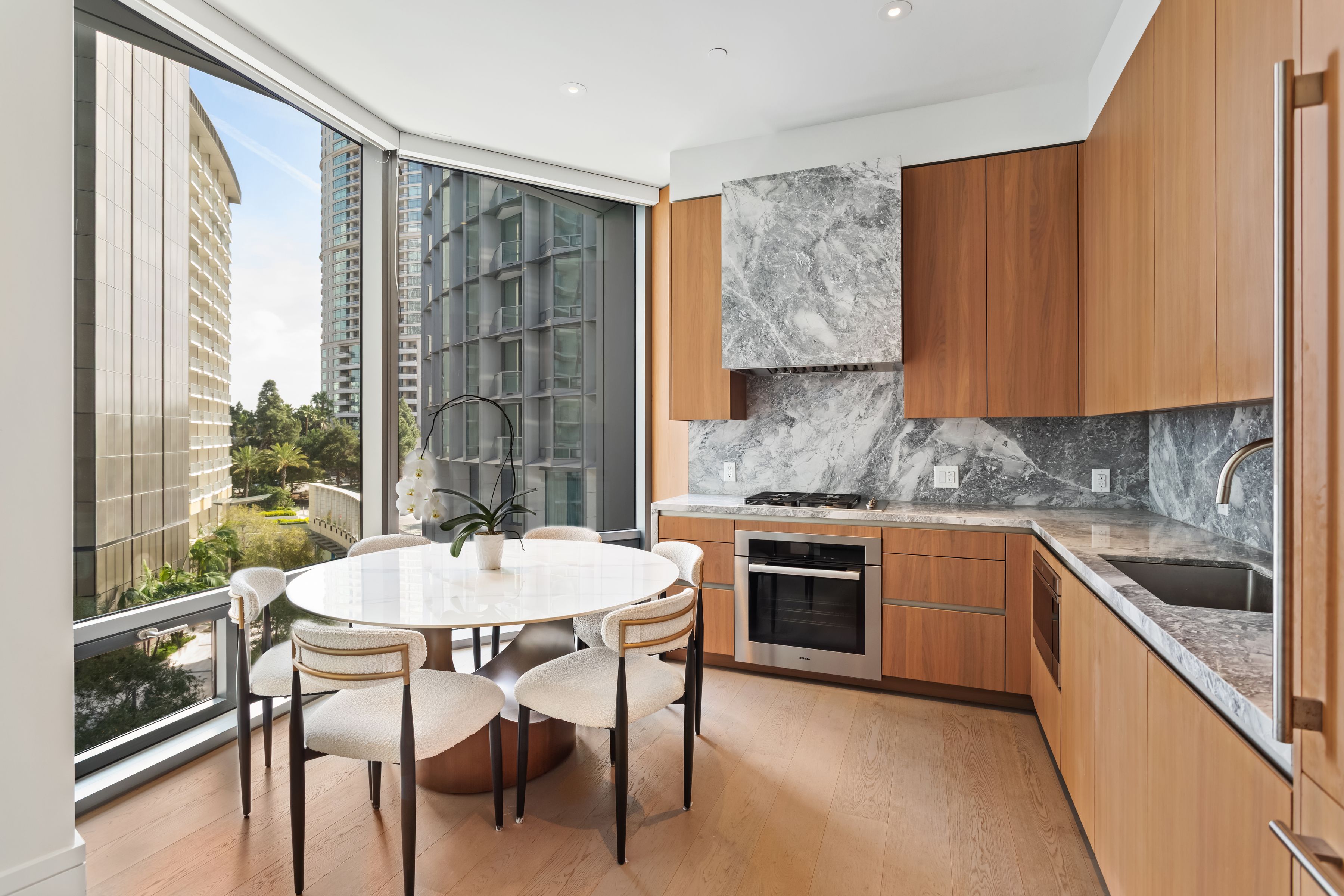  211 West Elm Court - 物件實景