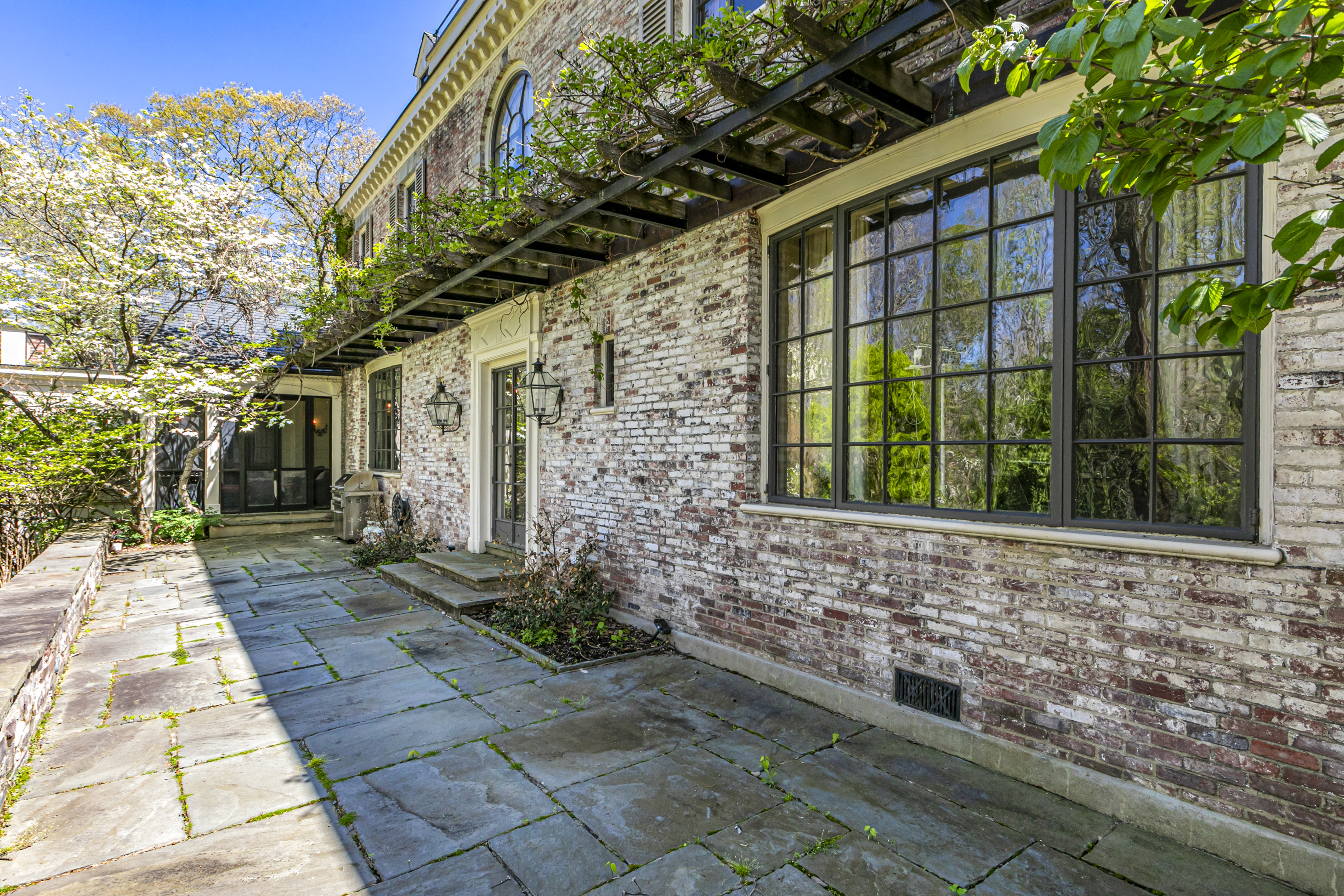  Iconic 1930s Princeton Estate with Pool, Home Theater, and Acreage - 物件實景