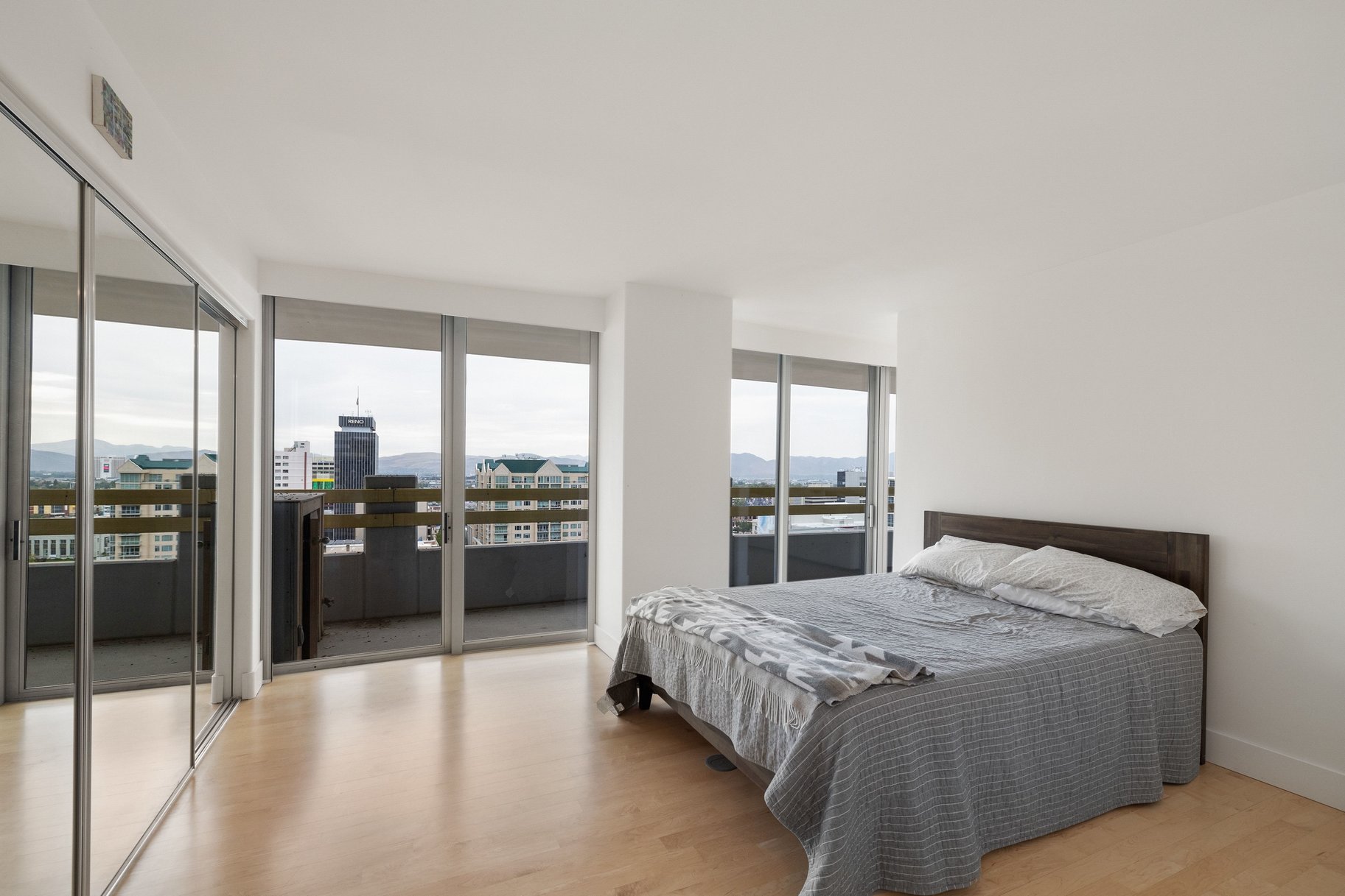  Chic Downtown Condo with Mountain & River Views - 物件實景