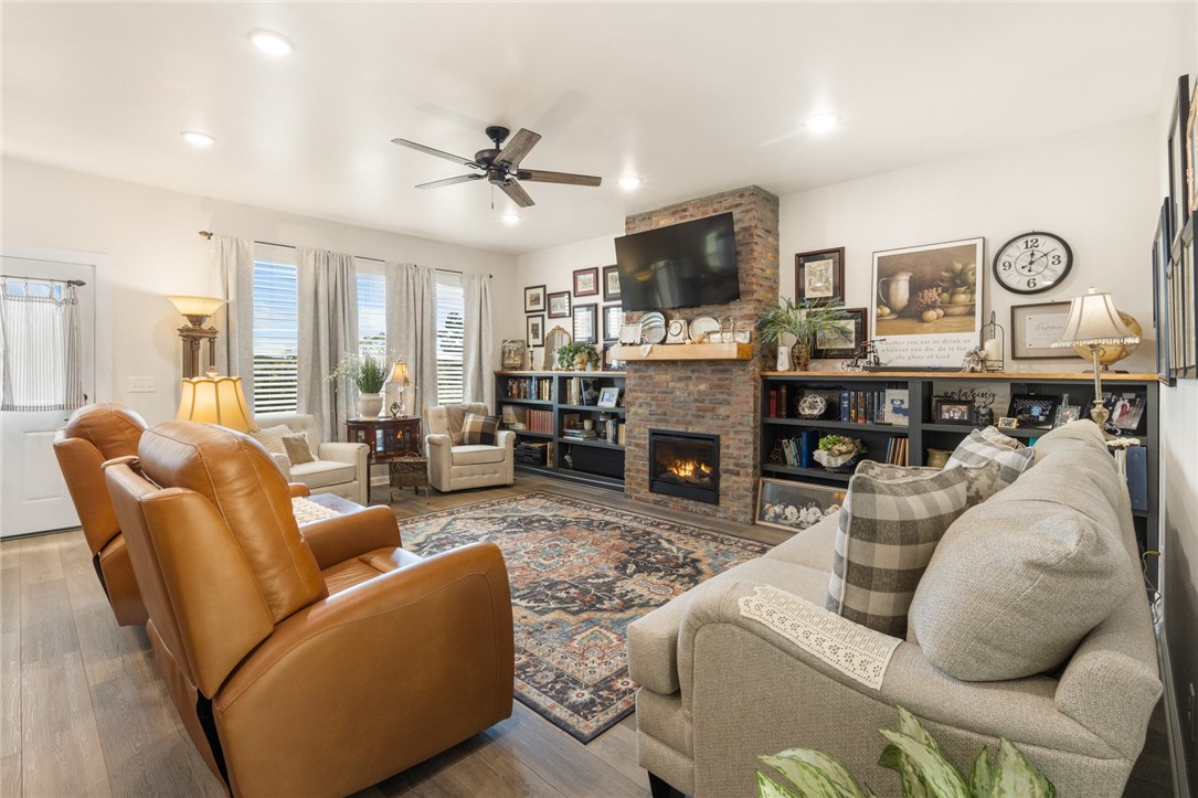 Yellville, Arkansas, 72687, United States, 2 Bedrooms Bedrooms, ,3 BathroomsBathrooms,Residential,For Sale,1970032