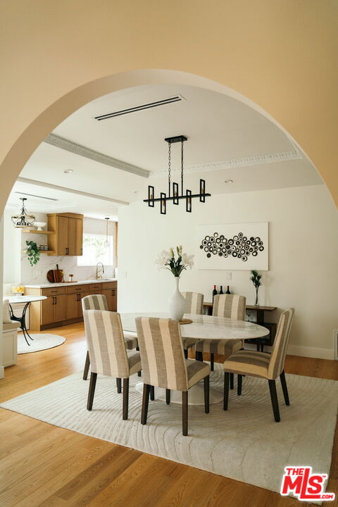 Los Angeles, California, 90019, United States, 4 Bedrooms Bedrooms, ,4 BathroomsBathrooms,Residential,For Sale,1889946