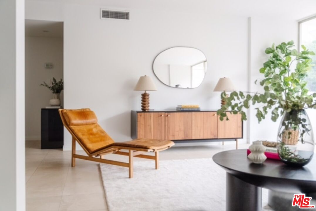 West Hollywood, California, 90069, United States, 1 Bedroom Bedrooms, ,1 BathroomBathrooms,Residential,For Sale,1891837