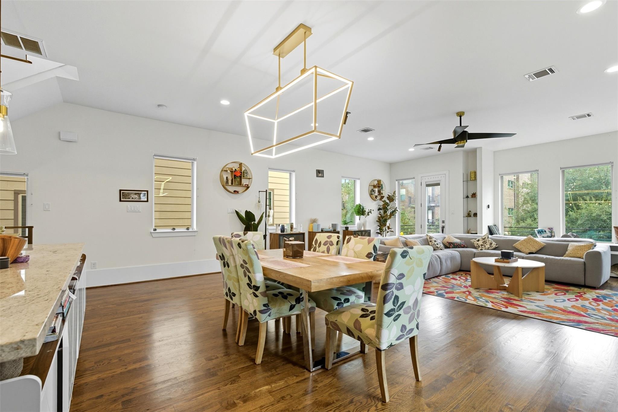 Houston, Texas, 77006, United States, 3 Bedrooms Bedrooms, ,4 BathroomsBathrooms,Residential,For Sale,1977830