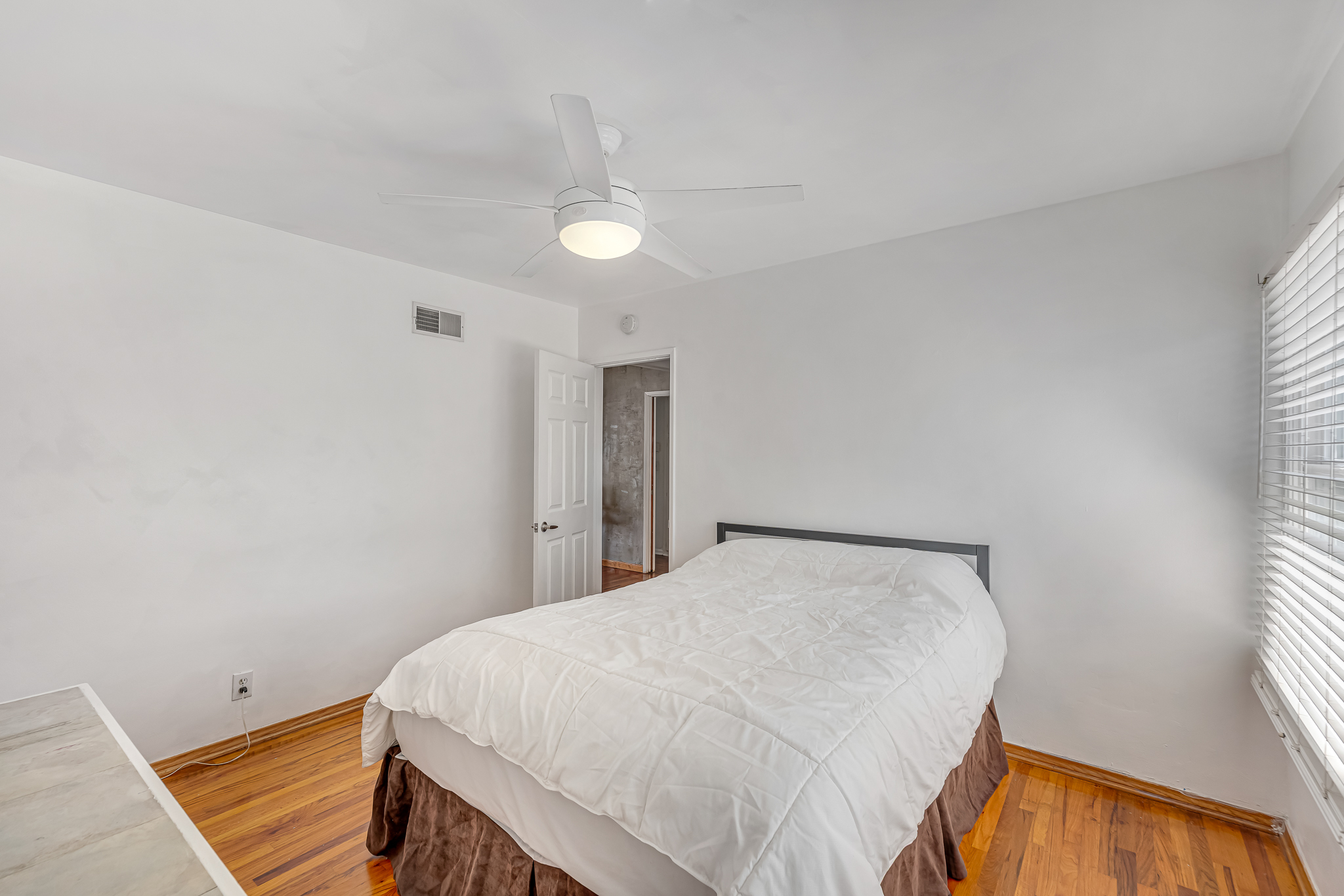  6626 Burnet Avenue - 物件實景