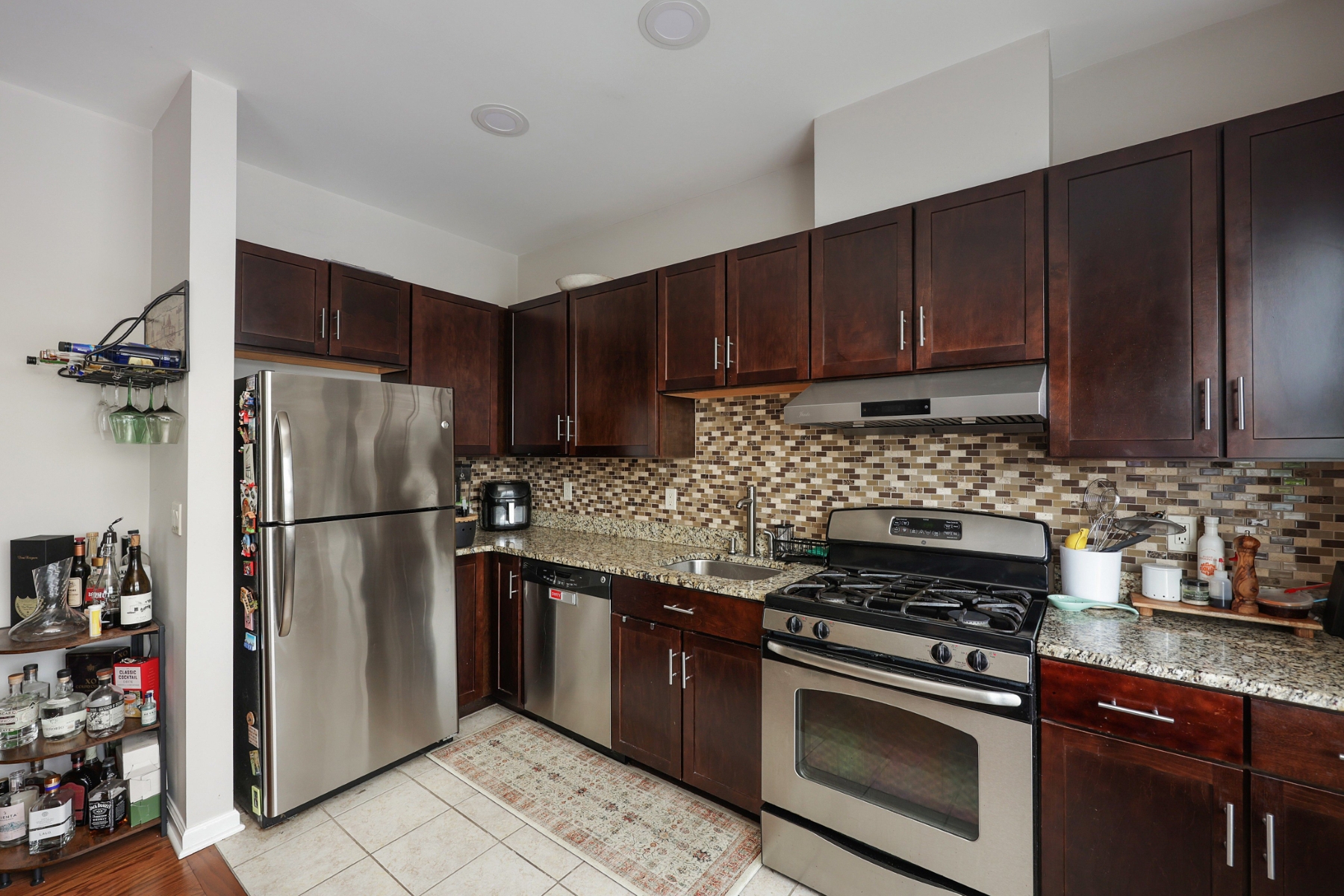  ?JC Heights? Multifloor Condominum Offers Open Concept Layout - 物件實景