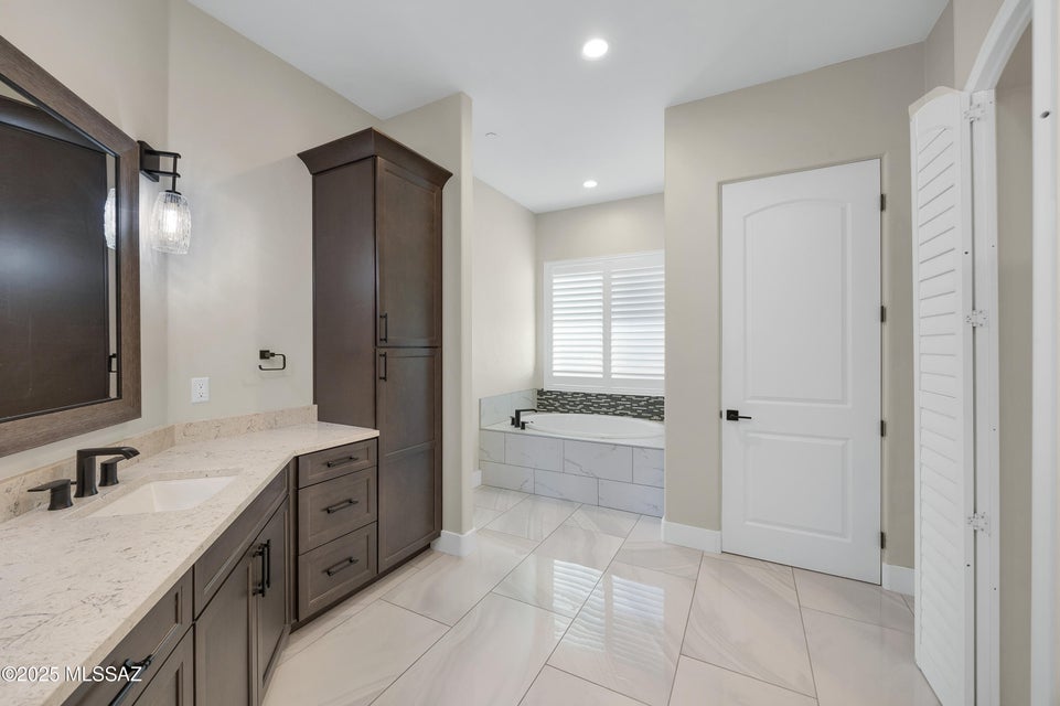 Oro Valley, Arizona, 85742, United States, 4 Bedrooms Bedrooms, ,4 BathroomsBathrooms,Residential,For Sale,1978963