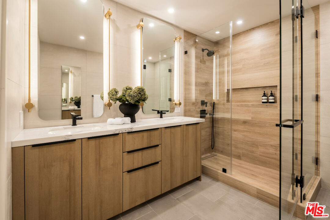 Santa Monica, California, 90403, United States, 2 Bedrooms Bedrooms, ,3 BathroomsBathrooms,Residential,For Sale,1986482