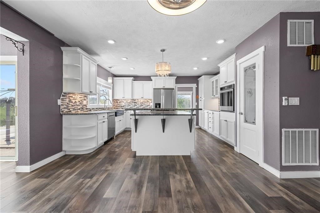 Harrison, Arkansas, 72601, United States, 4 Bedrooms Bedrooms, ,4 BathroomsBathrooms,Residential,For Sale,1993048