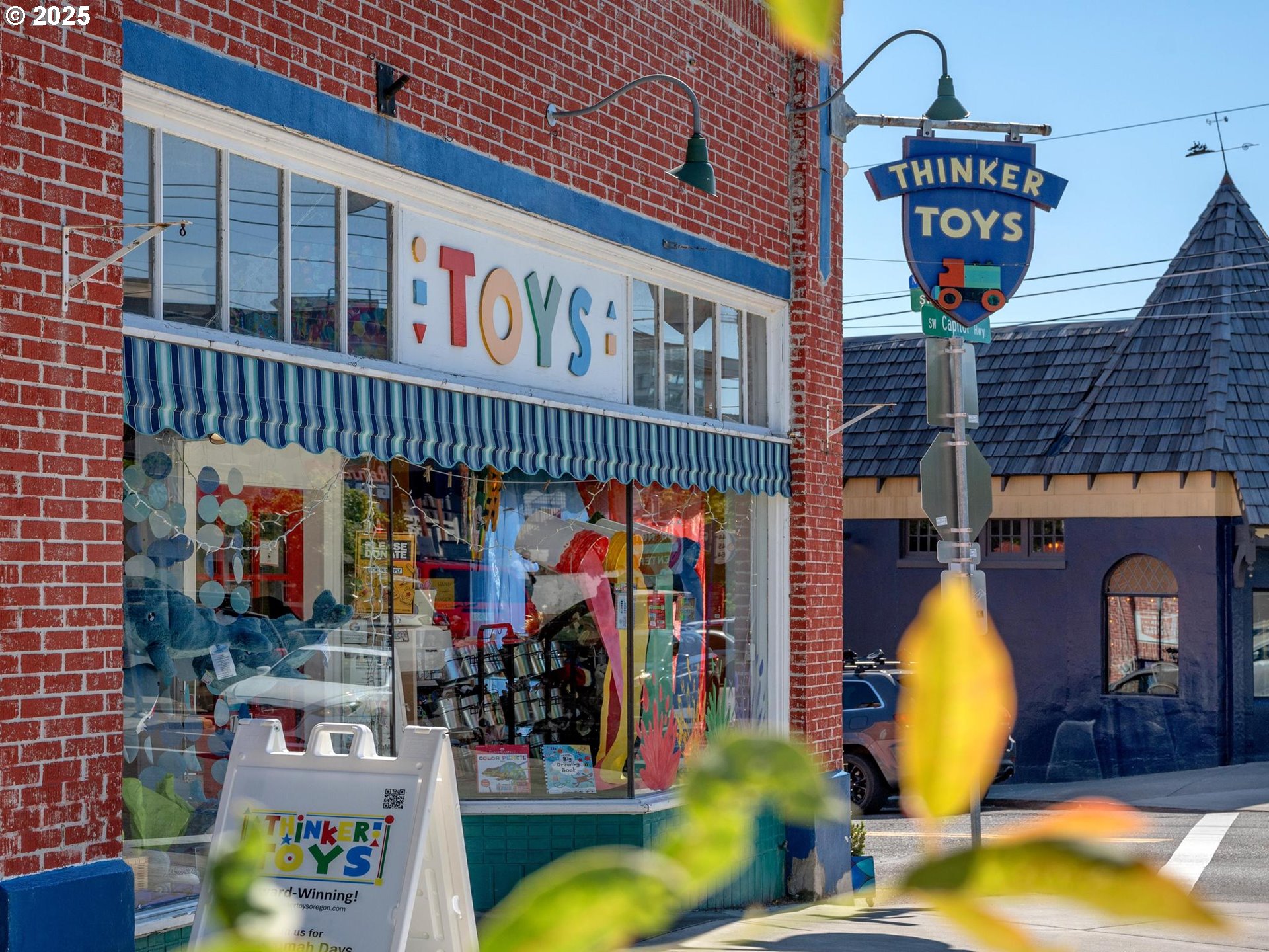 Portland, Oregon, 97219, United States, 3 Bedrooms Bedrooms, ,3 BathroomsBathrooms,Residential,For Sale,1998878