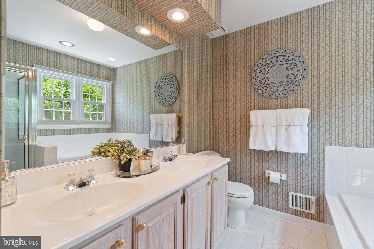 Annapolis, Maryland, 21403, United States, 4 Bedrooms Bedrooms, ,3 BathroomsBathrooms,Residential,For Sale,1925191