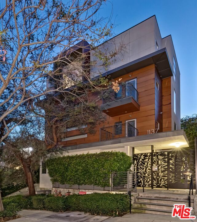 West Hollywood, California, 90069, United States, 2 Bedrooms Bedrooms, ,2 BathroomsBathrooms,Residential,For Sale,2000486