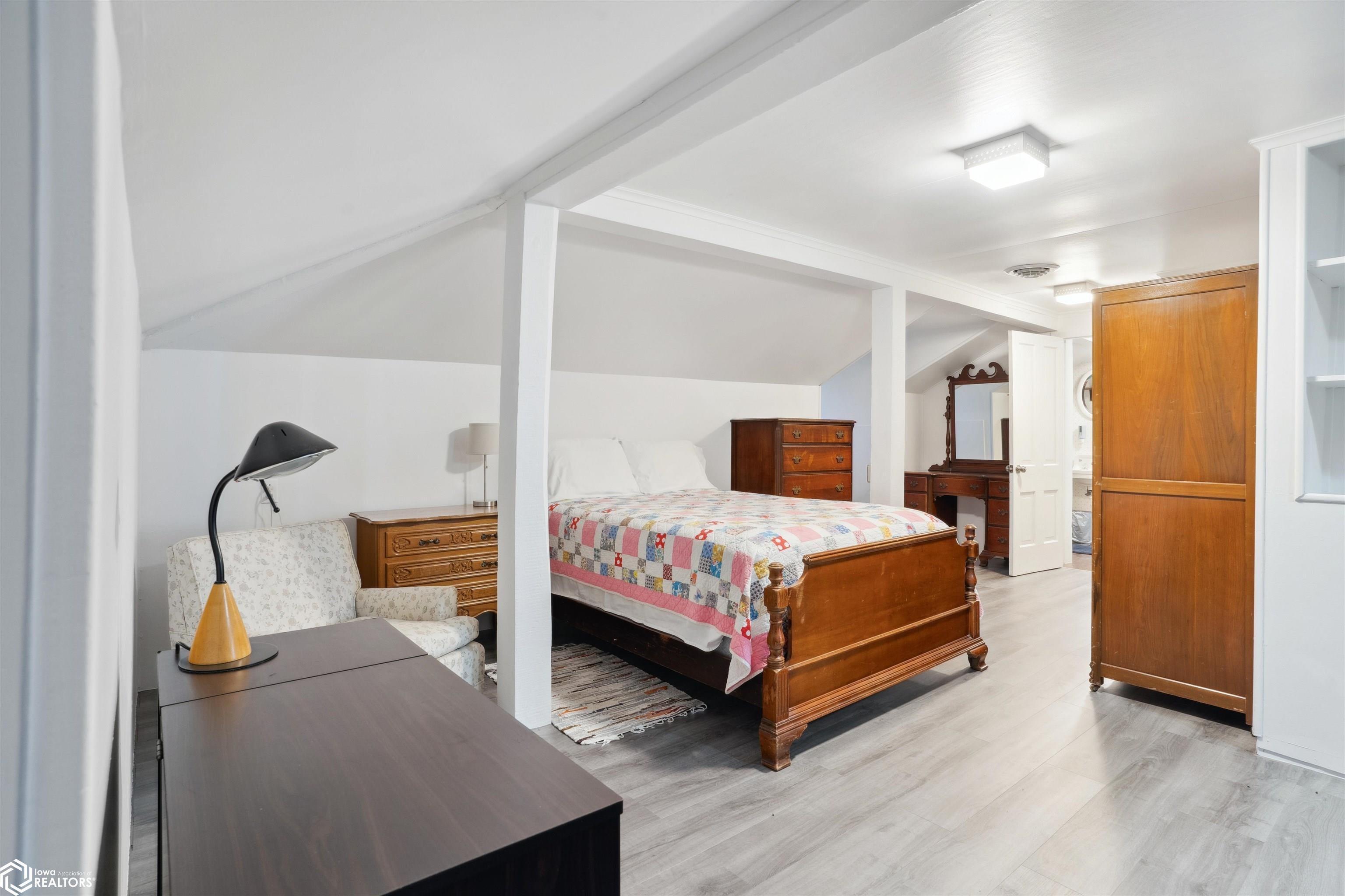 Dallas City, Illinois, 62330, United States, 8 Bedrooms Bedrooms, ,7 BathroomsBathrooms,Residential,For Sale,1980104