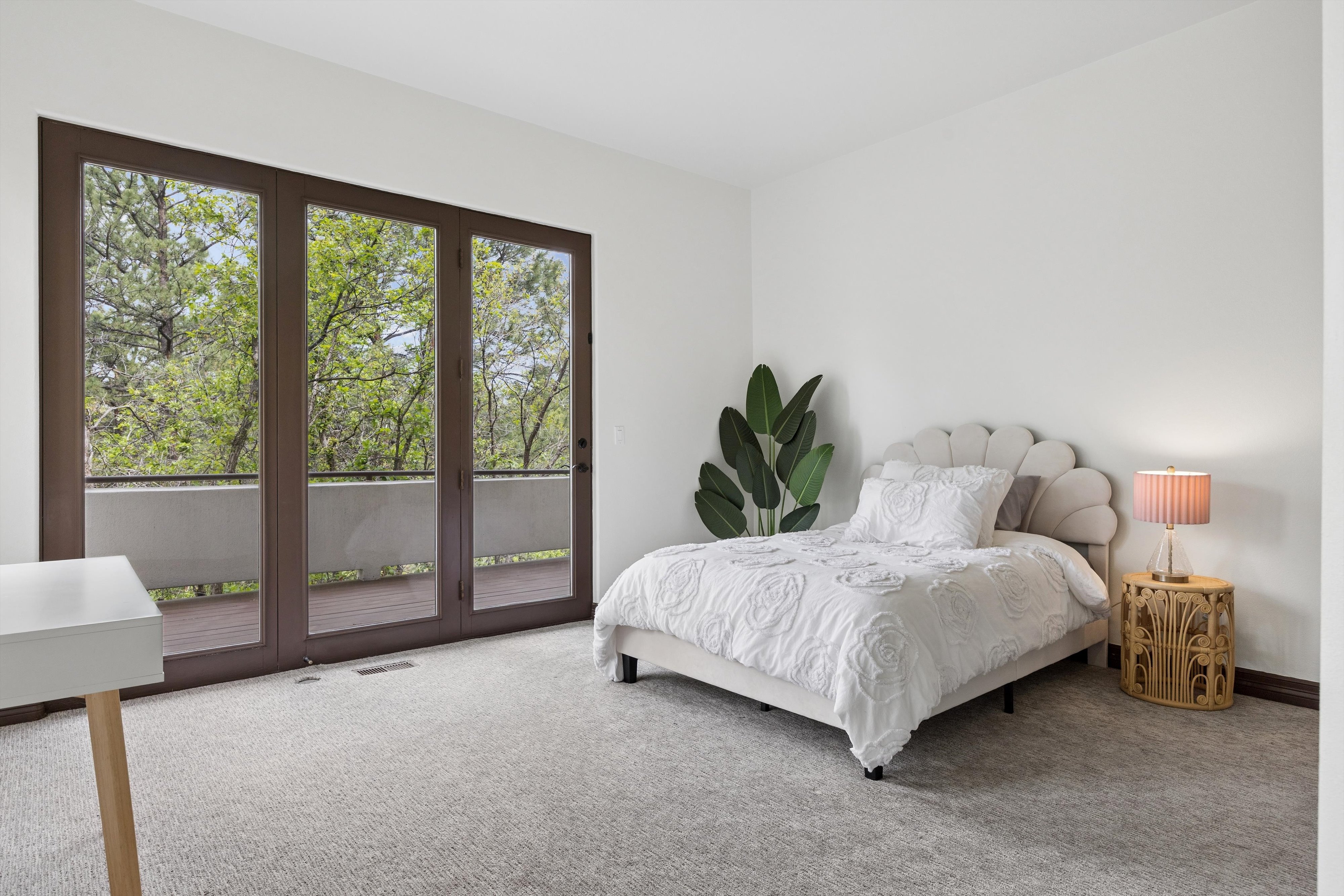  Remodeled 4 Bed 6 Bath Residence Offering Mountain, Sunset Views & Privacy - 物件實景
