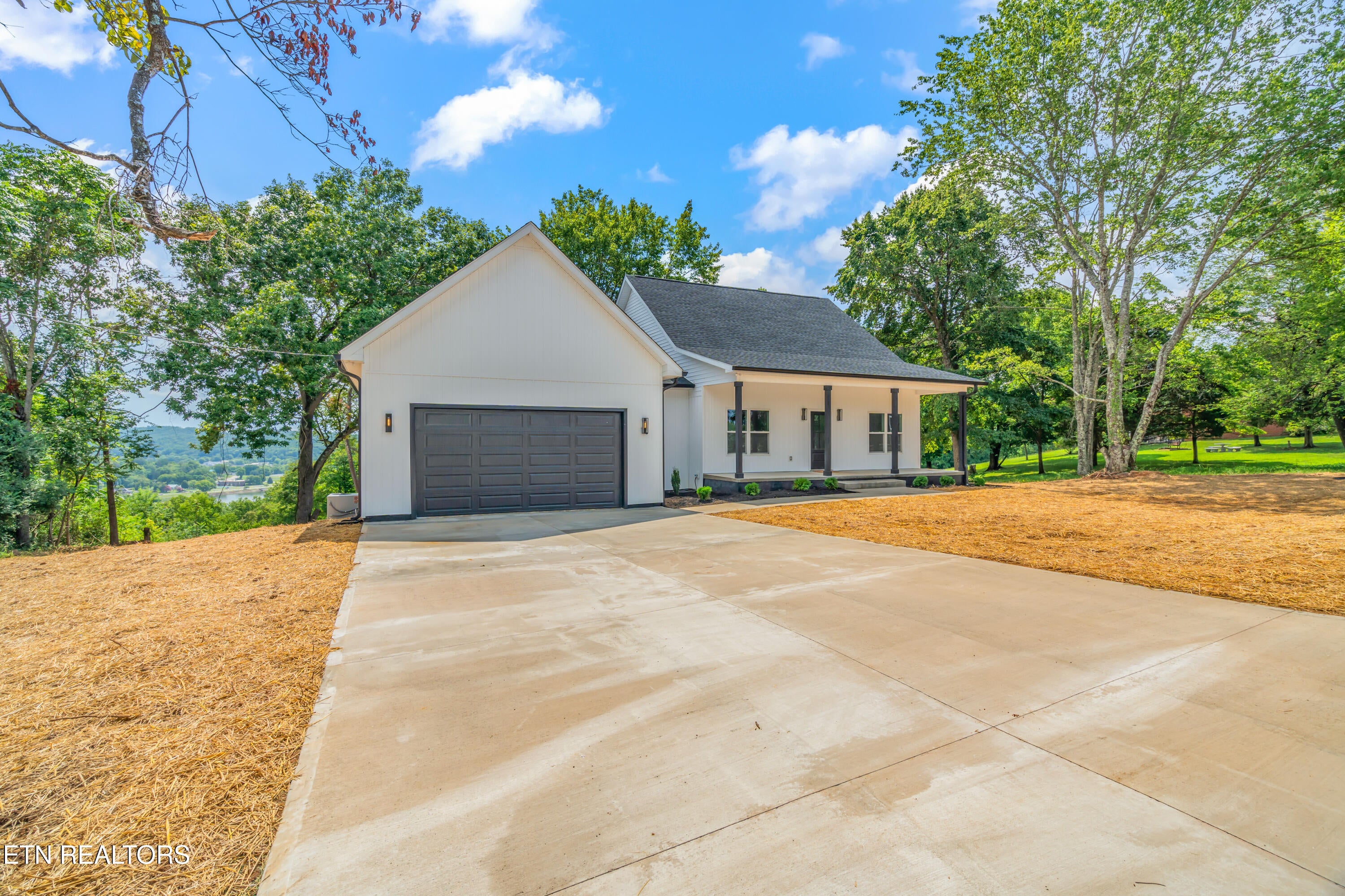 Kingston, Tennessee, 37763, United States, 3 Bedrooms Bedrooms, ,2 BathroomsBathrooms,Residential,For Sale,1907401