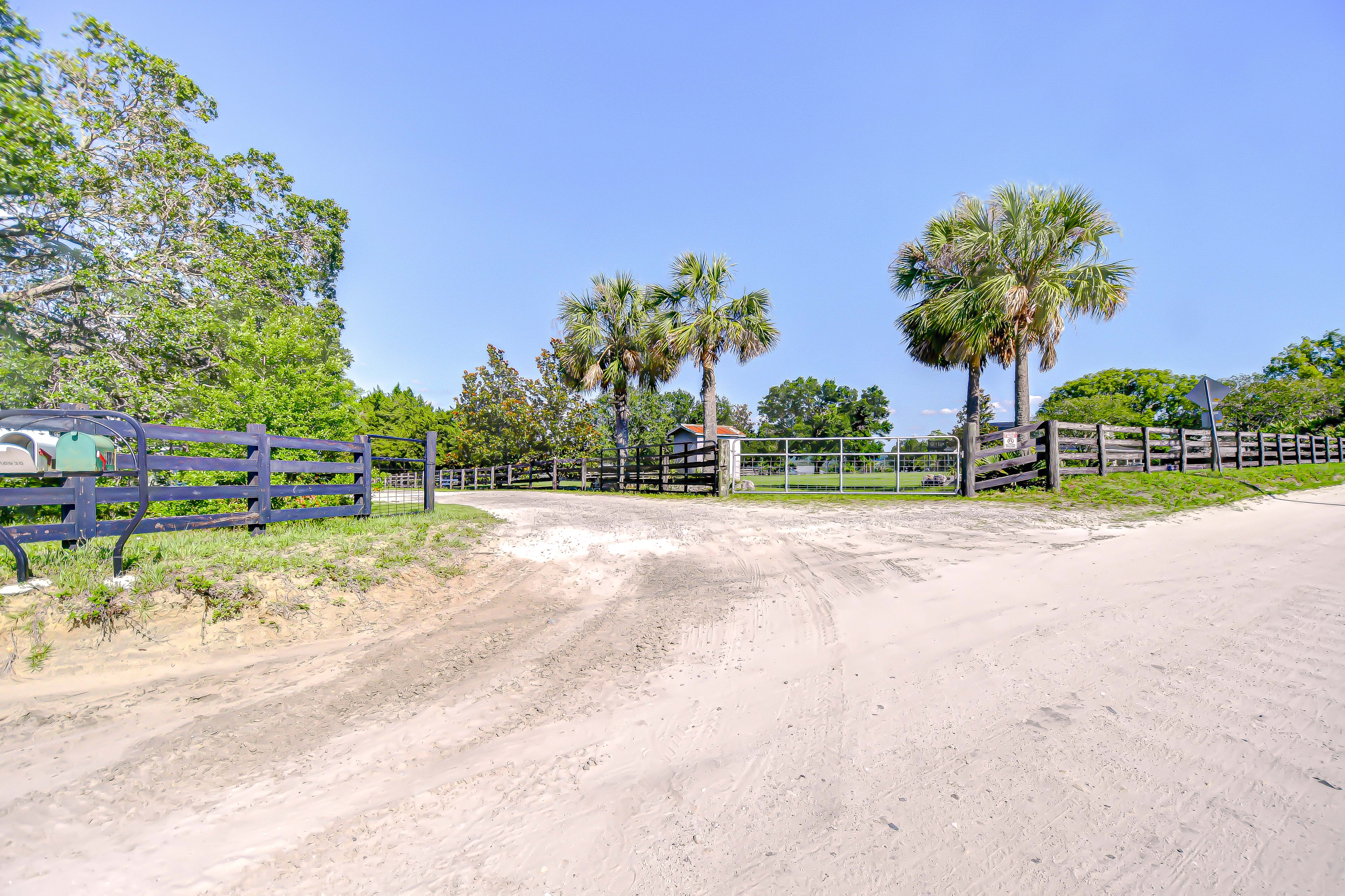 Dade City, Florida, 33523, United States, 4 Bedrooms Bedrooms, ,3 BathroomsBathrooms,Residential,For Sale,1873323