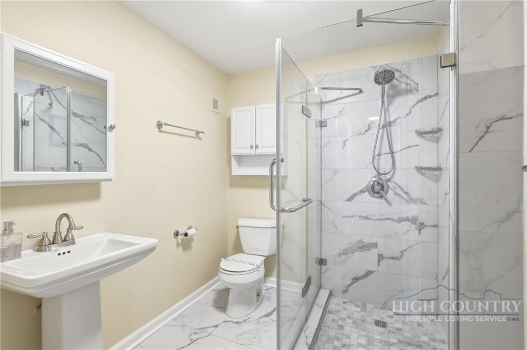 Banner Elk, North Carolina, 28604, United States, 4 Bedrooms Bedrooms, ,5 BathroomsBathrooms,Residential,For Sale,2020475