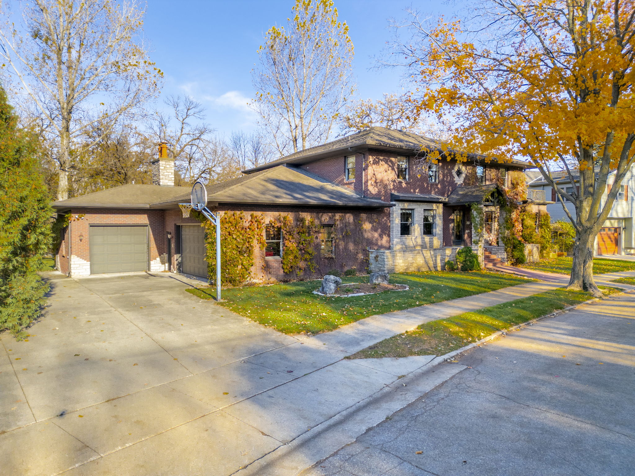Mason City, Iowa, 50401, United States, 5 Bedrooms Bedrooms, ,3 BathroomsBathrooms,Residential,For Sale,1974101