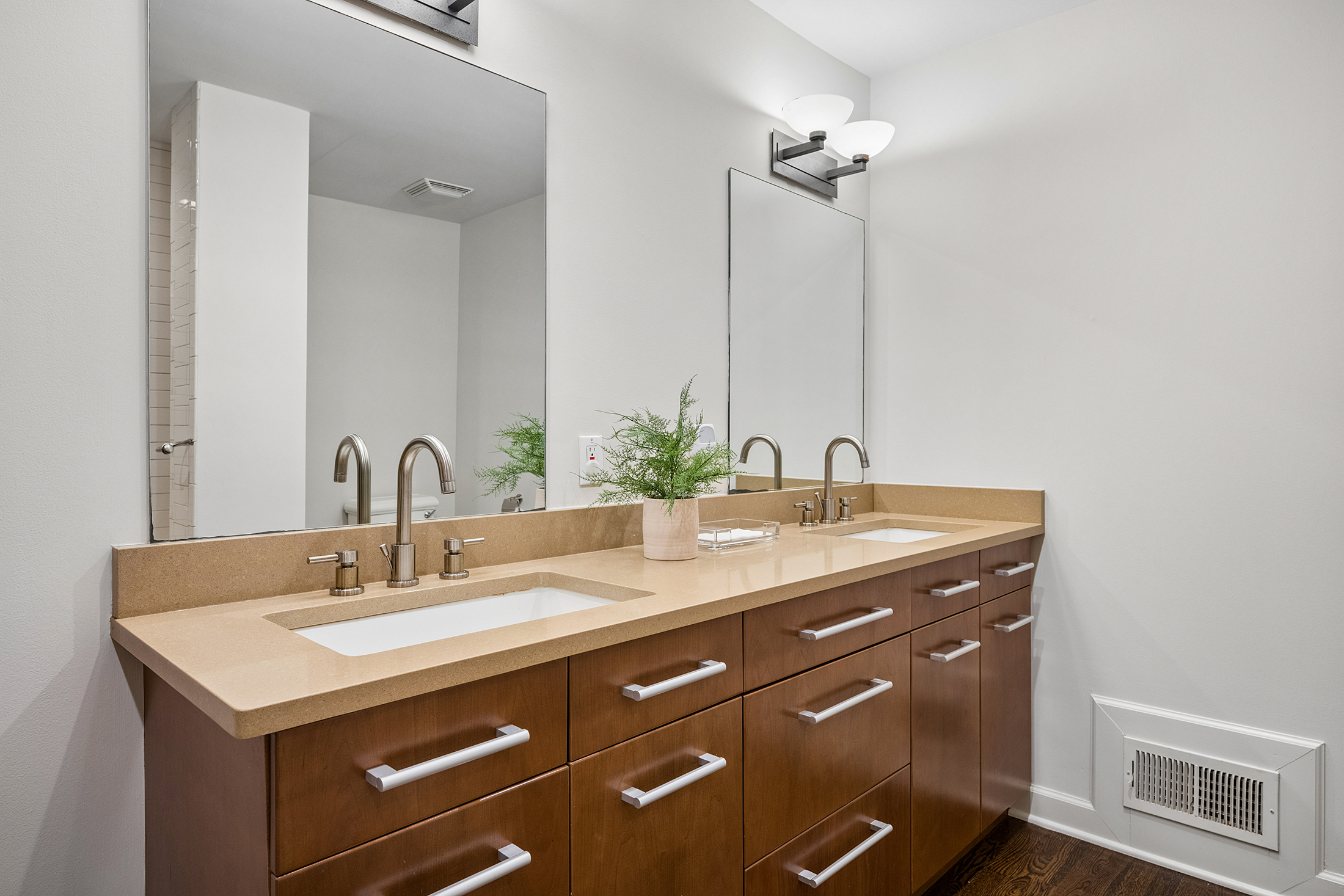  Thoughtfully Renovated Mid-Century Modern in Morningside - 物件實景