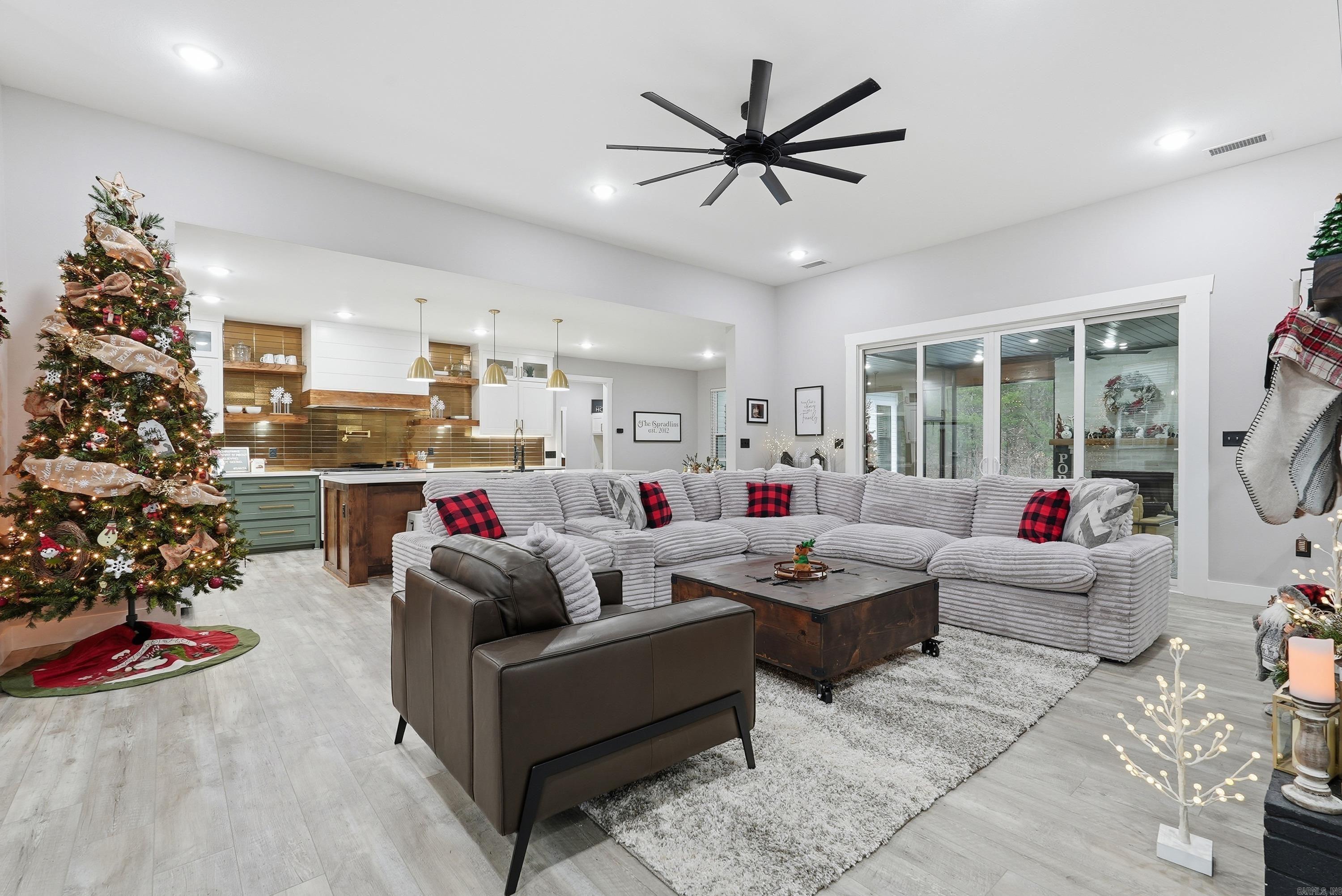 Morrilton, Arkansas, 72110, United States, 3 Bedrooms Bedrooms, ,4 BathroomsBathrooms,Residential,For Sale,2003394