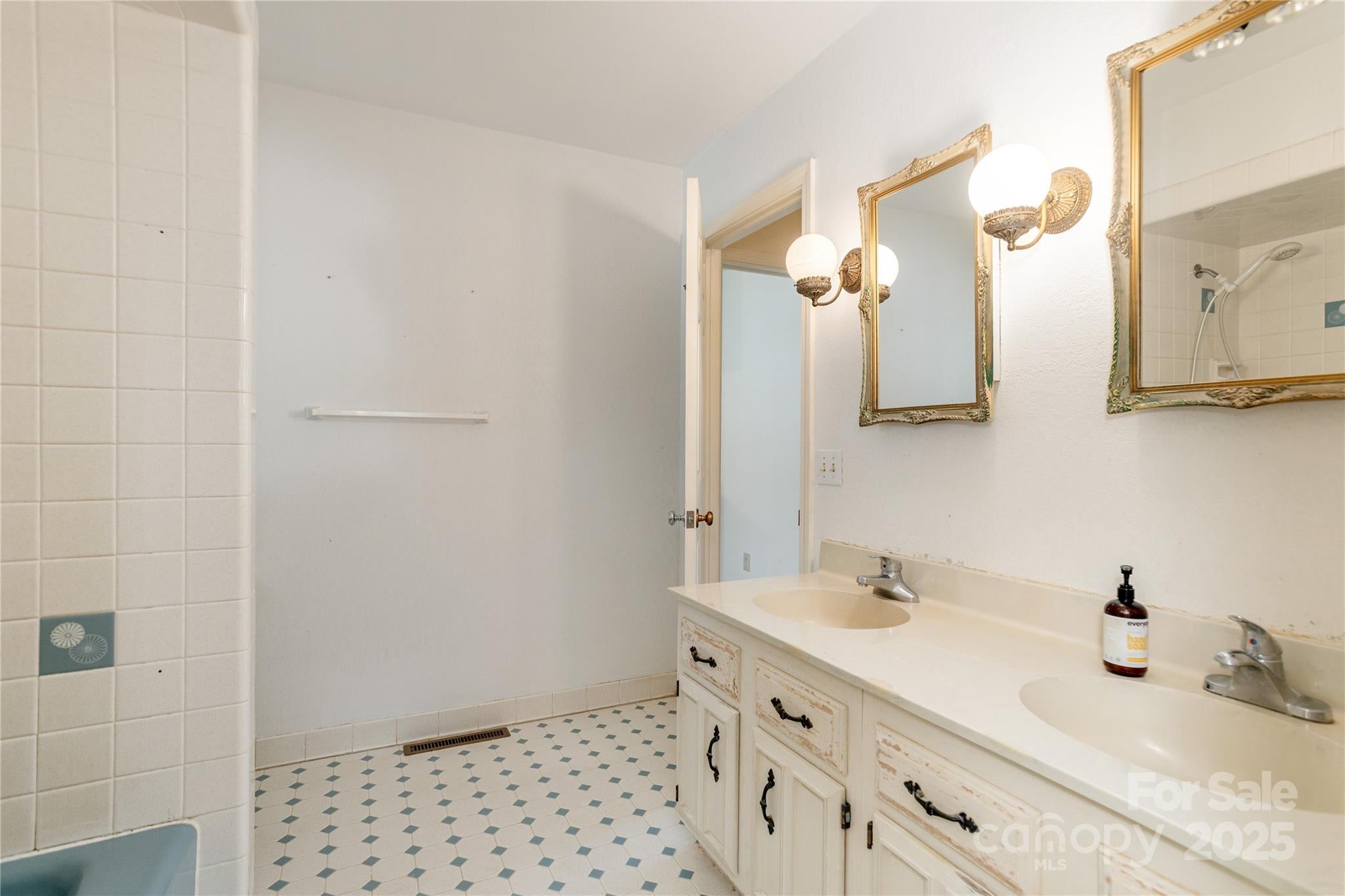 Hendersonville, North Carolina, 28791, United States, 3 Bedrooms Bedrooms, ,2 BathroomsBathrooms,Residential,For Sale,1910646