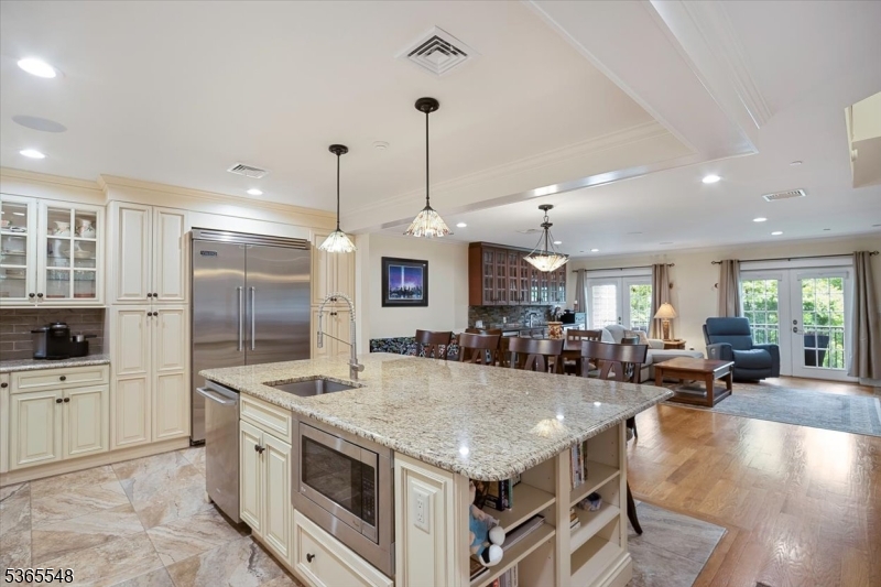 Teaneck, New Jersey, 07666, United States, 2 Bedrooms Bedrooms, ,3 BathroomsBathrooms,Residential,For Sale,1870844
