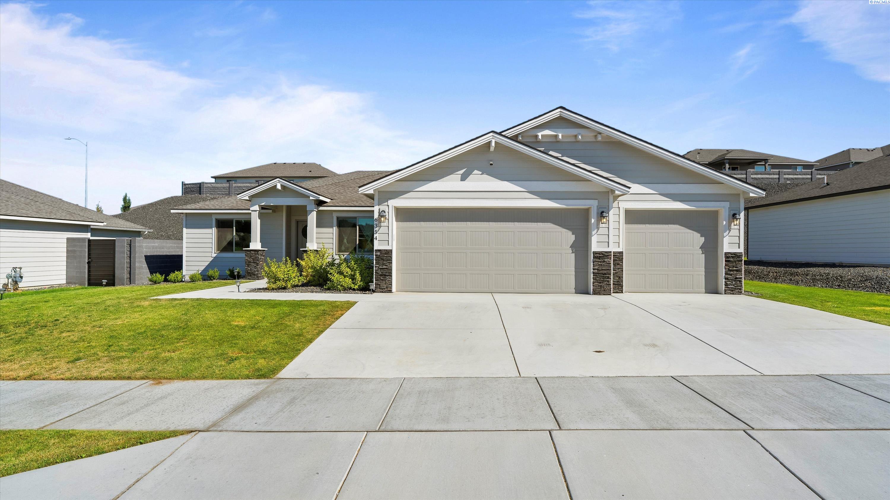Kennewick, Washington, 99338, United States, 4 Bedrooms Bedrooms, ,1 BathroomBathrooms,Residential,For Sale,1918004