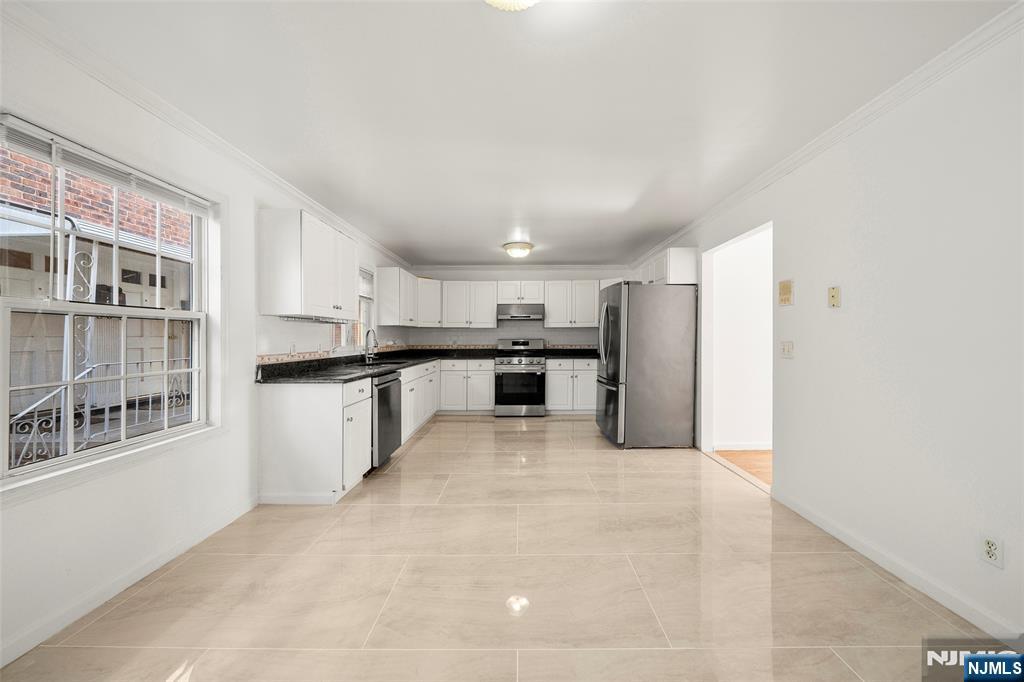 Palisades Park, New Jersey, 07650, United States, 3 Bedrooms Bedrooms, ,4 BathroomsBathrooms,Residential,For Sale,1995559