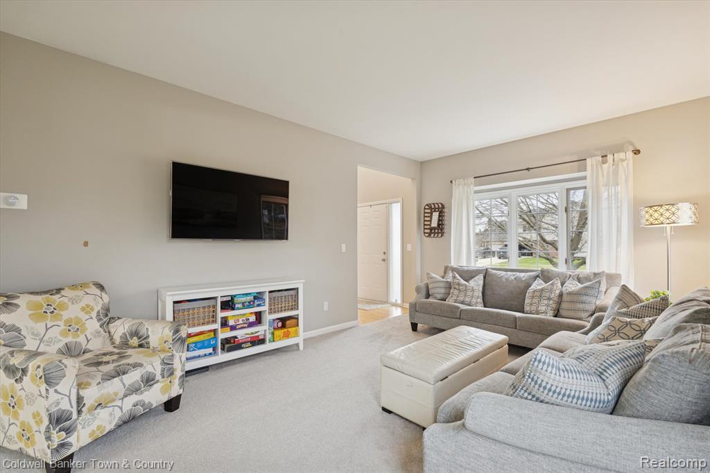 Highland, Michigan, 48357, United States, 4 Bedrooms Bedrooms, ,4 BathroomsBathrooms,Residential,For Sale,2003066